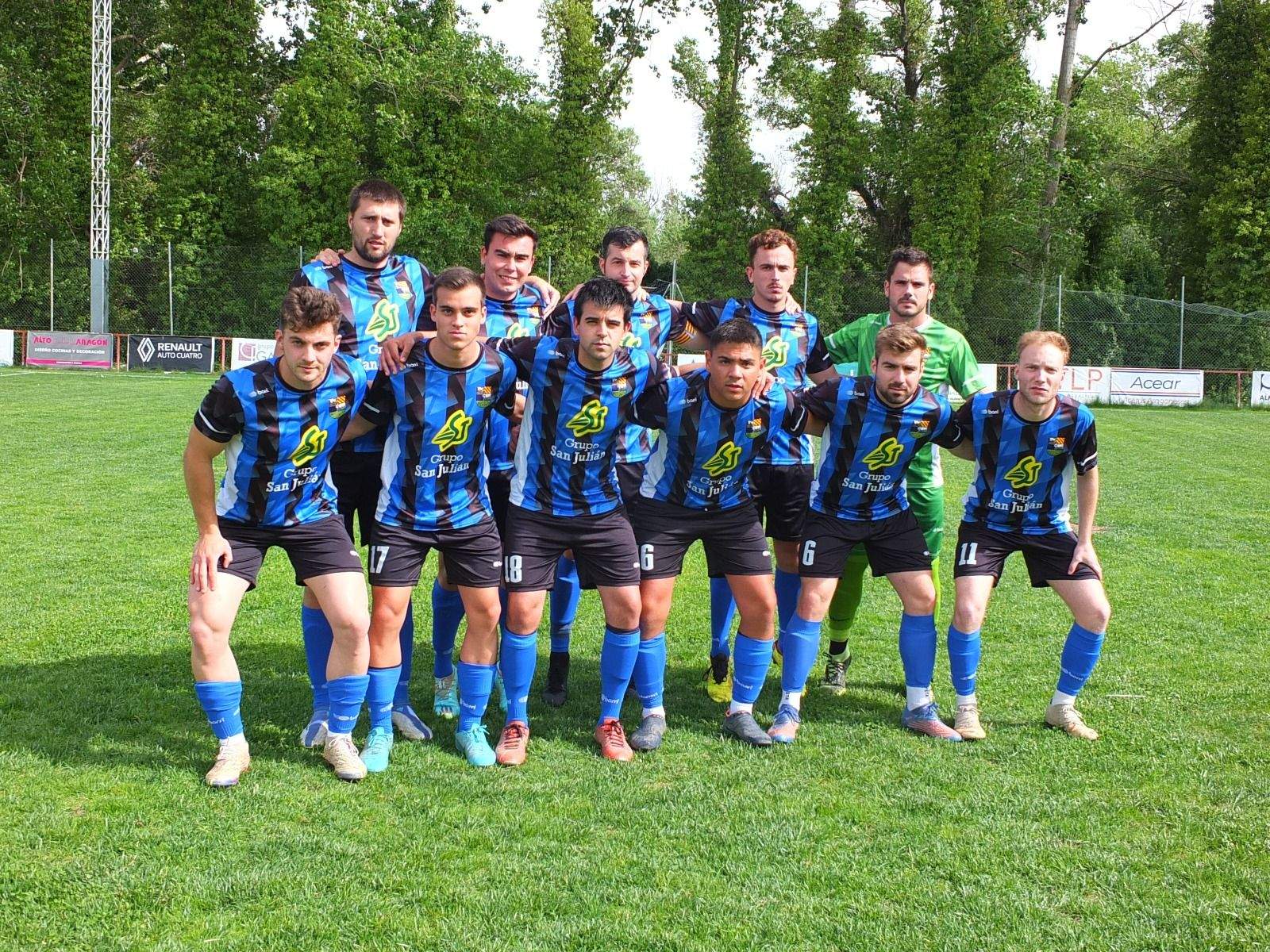 Celebración del ascenso del Valfonda en el campo del Bolea.