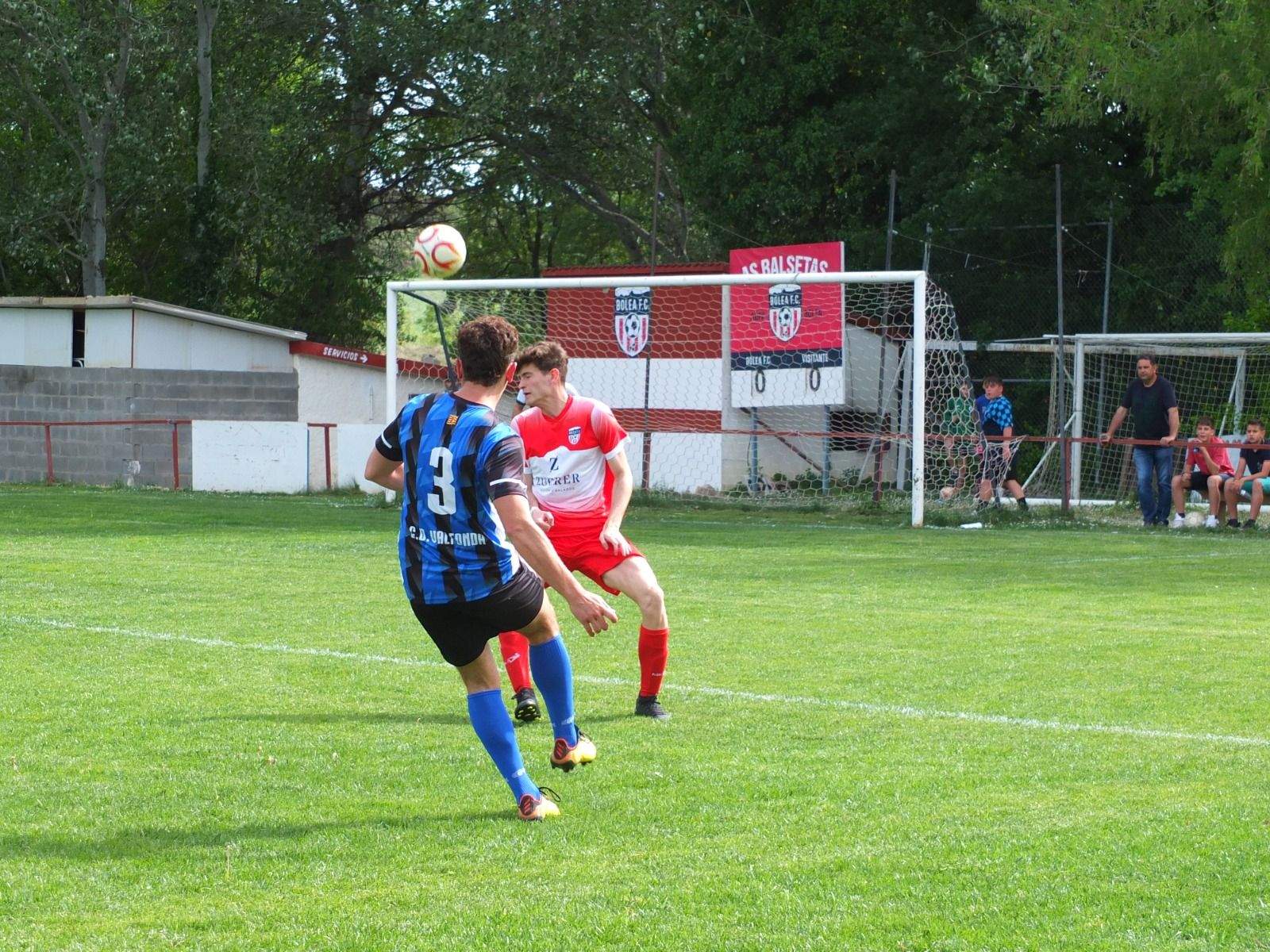 Celebración del ascenso del Valfonda en el campo del Bolea.