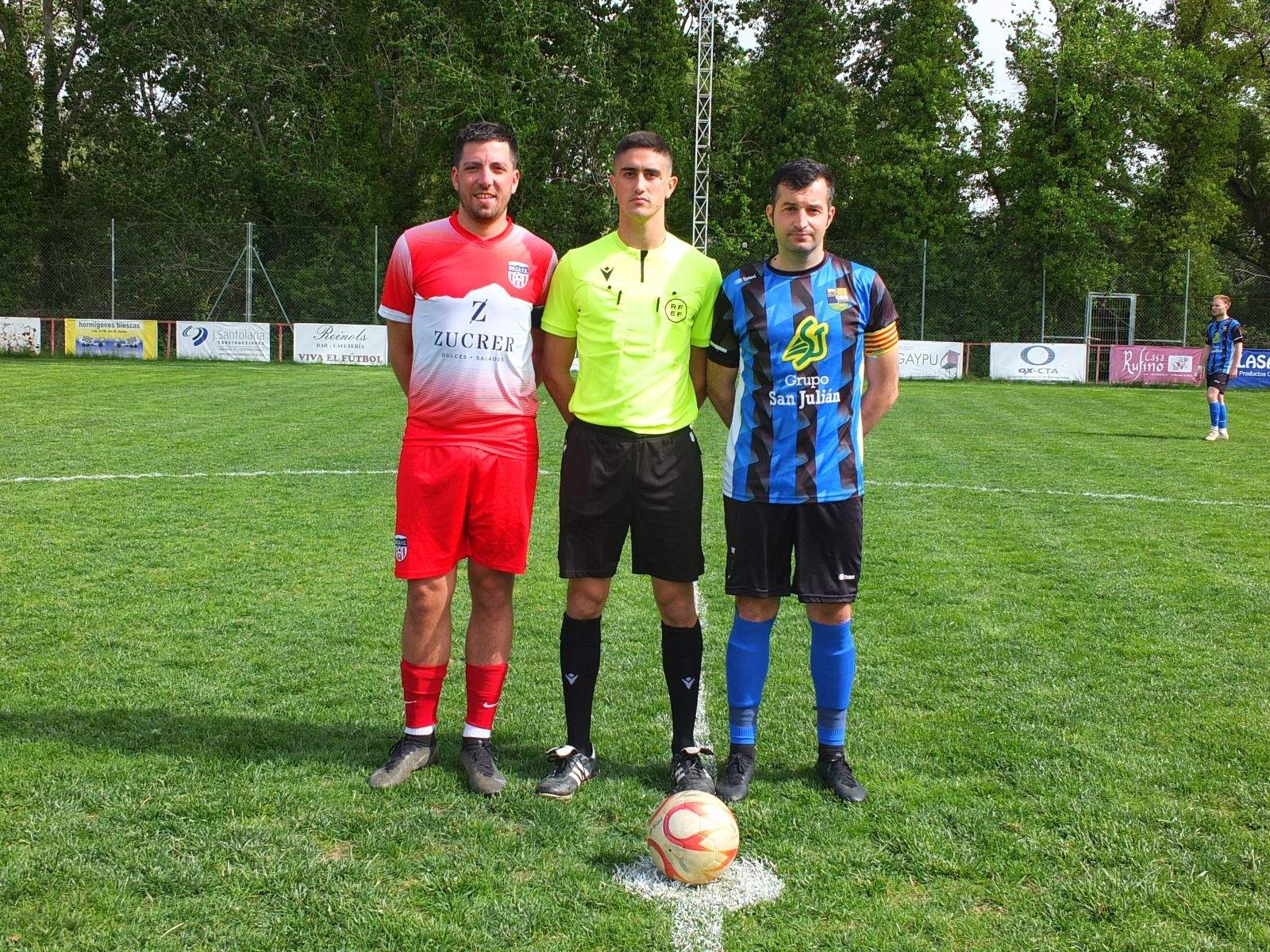 Celebración del ascenso del Valfonda en el campo del Bolea.