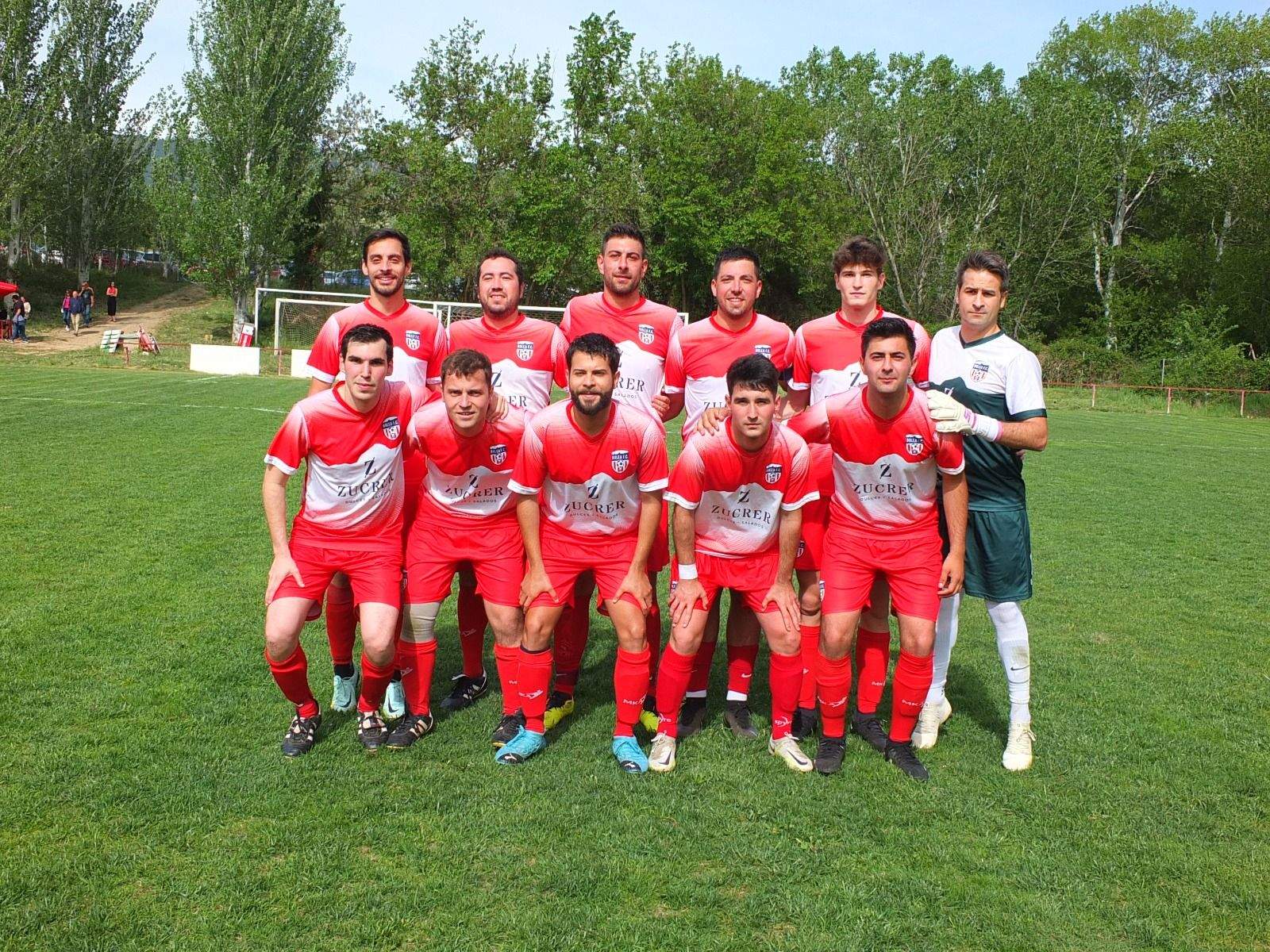 Celebración del ascenso del Valfonda en el campo del Bolea.