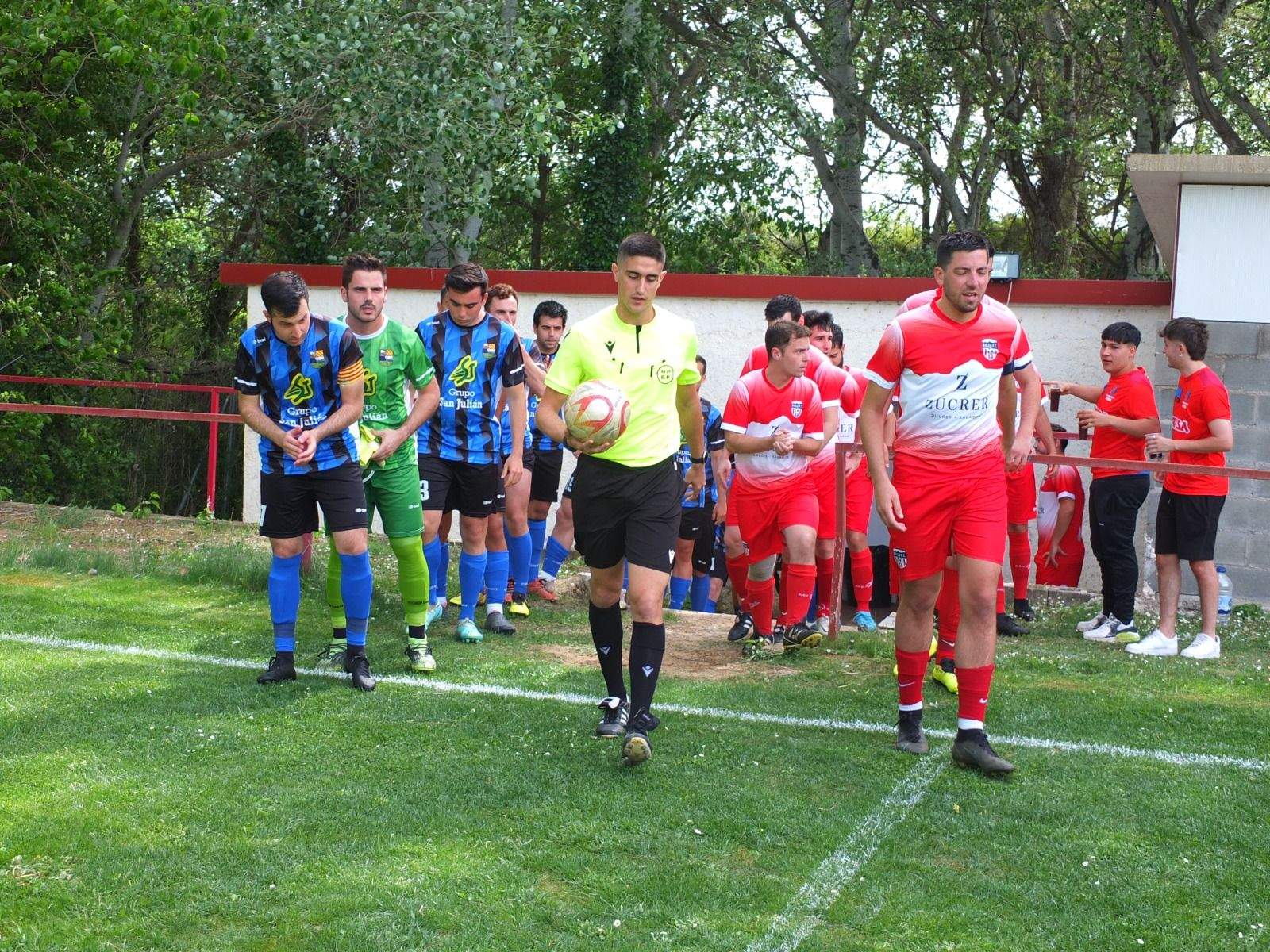 Celebración del ascenso del Valfonda en el campo del Bolea.