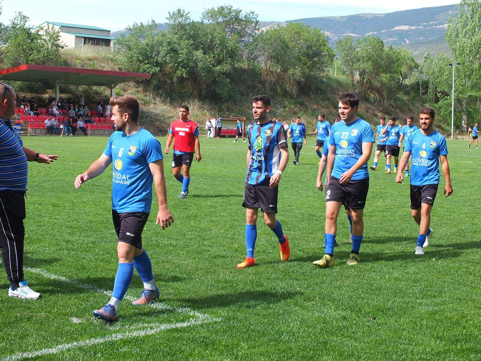 Celebración del ascenso del Valfonda en el campo del Bolea.