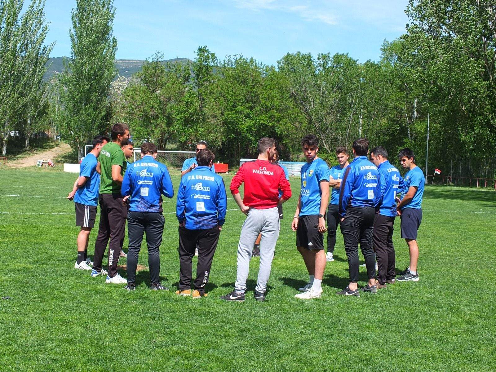 Celebración del ascenso del Valfonda en el campo del Bolea.
