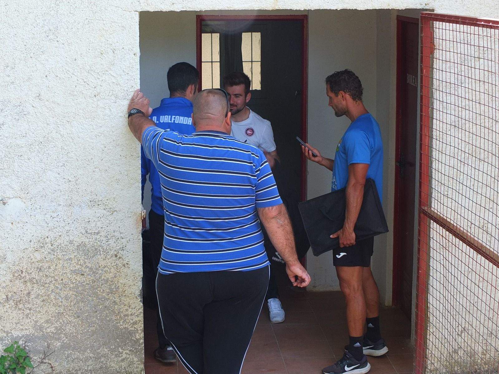 Celebración del ascenso del Valfonda en el campo del Bolea.