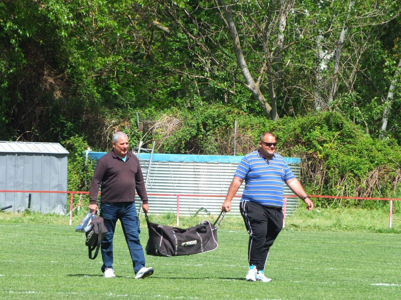 Celebración del ascenso del Valfonda en el campo del Bolea.