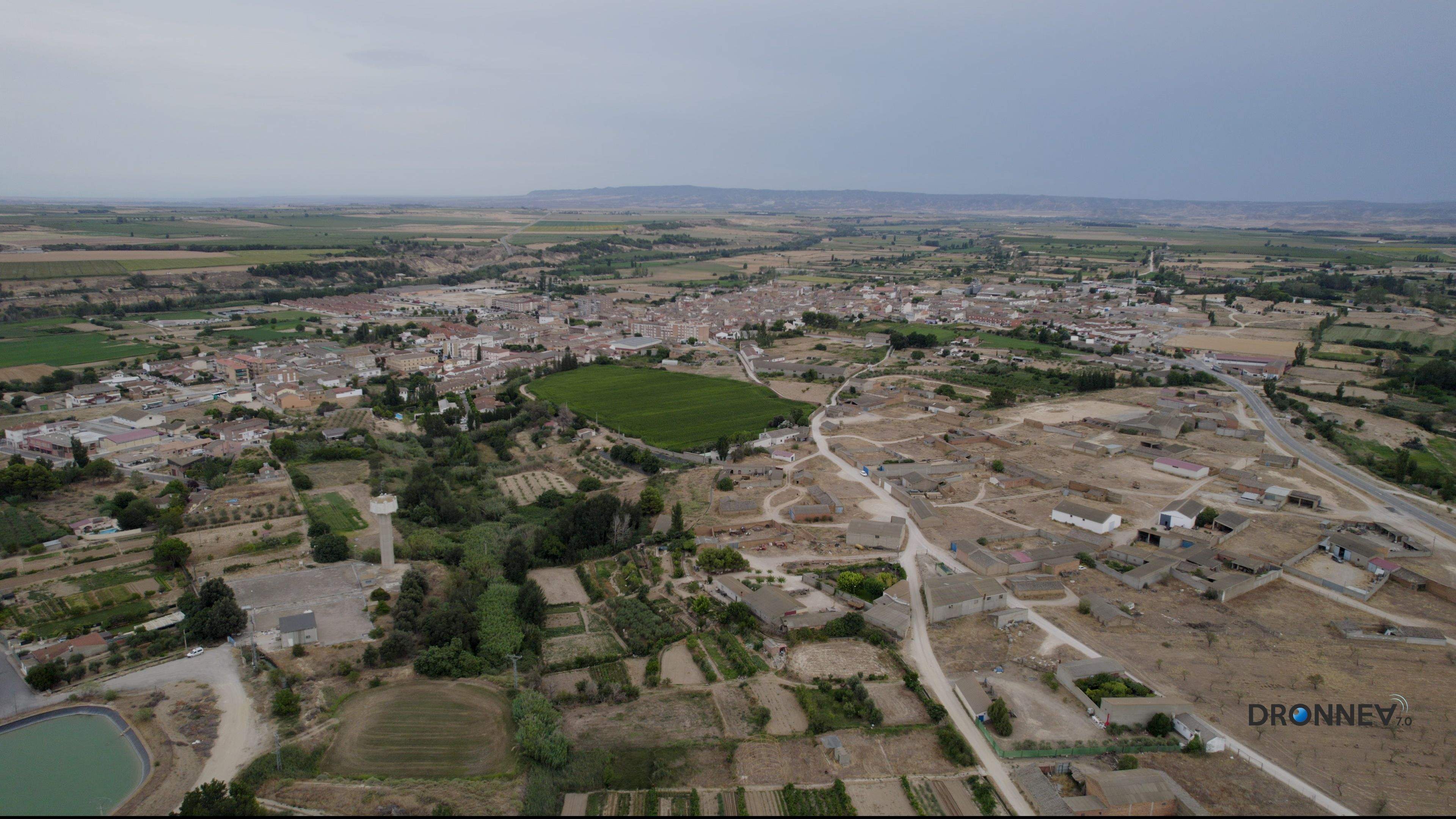La grandeza de la naturaleza. Y en el centro, Sariñena. Una unidad de destino en lo universal.