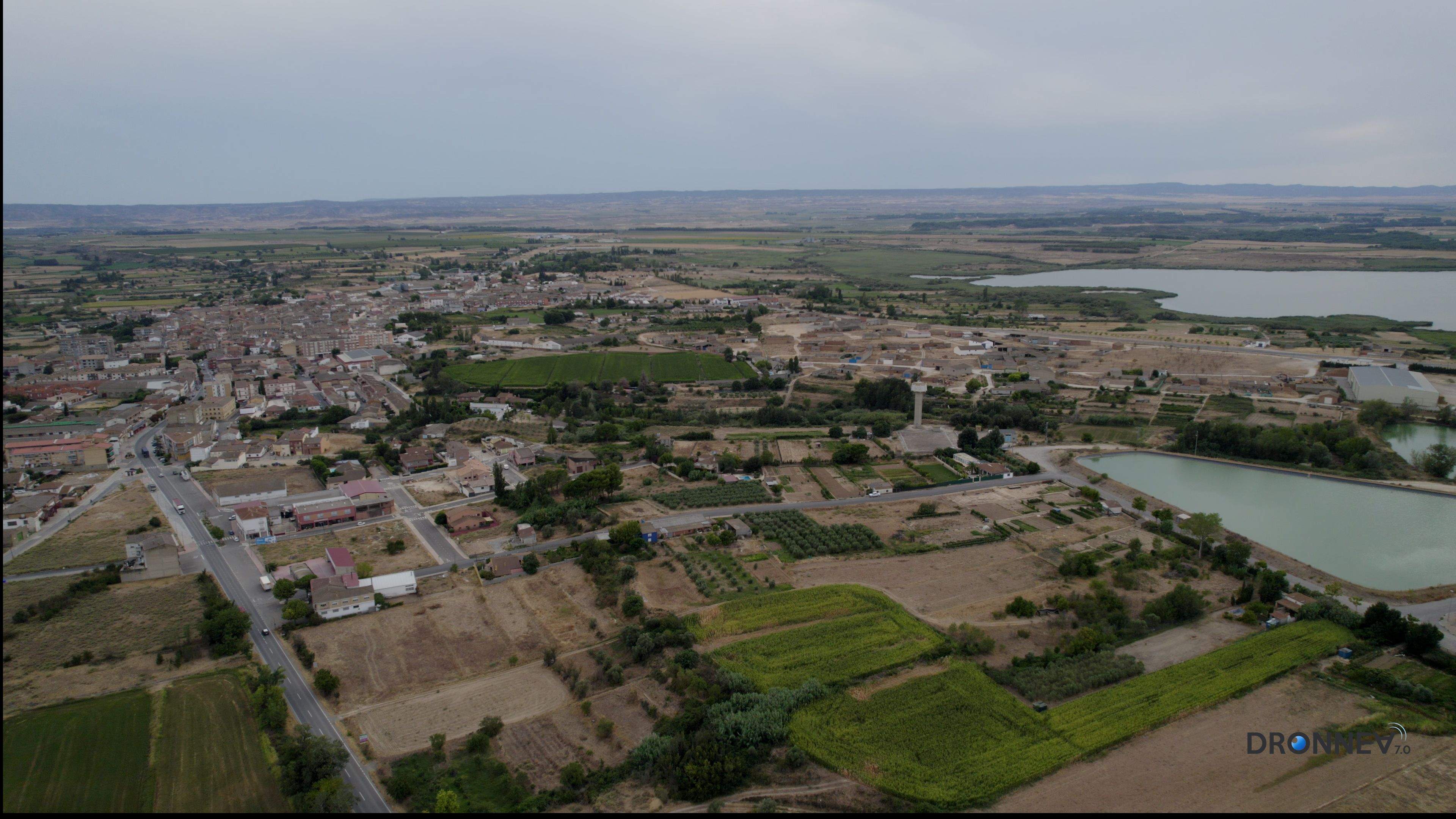 Sariñena y Laguna. Juntas, como dos novios, con la distancia justa, lucen inmejorables. Se refrescan y se susurran. Palabras de amor.