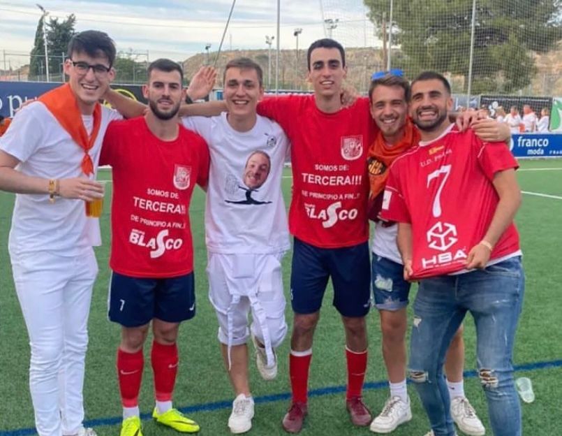 Jugadores y afición celebran el ascenso en La Estacada.