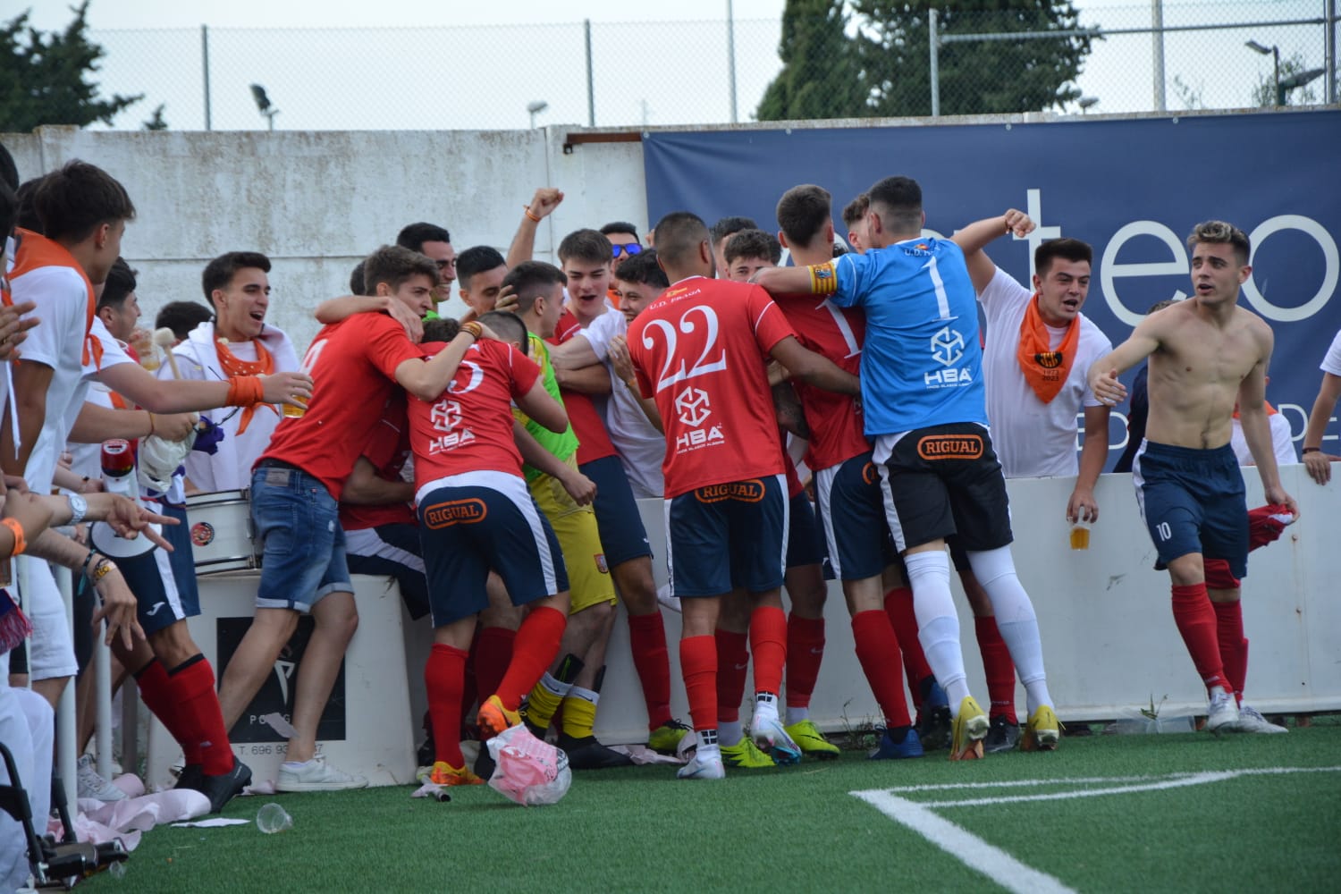 Los jugadores celebran el gol de Unai.