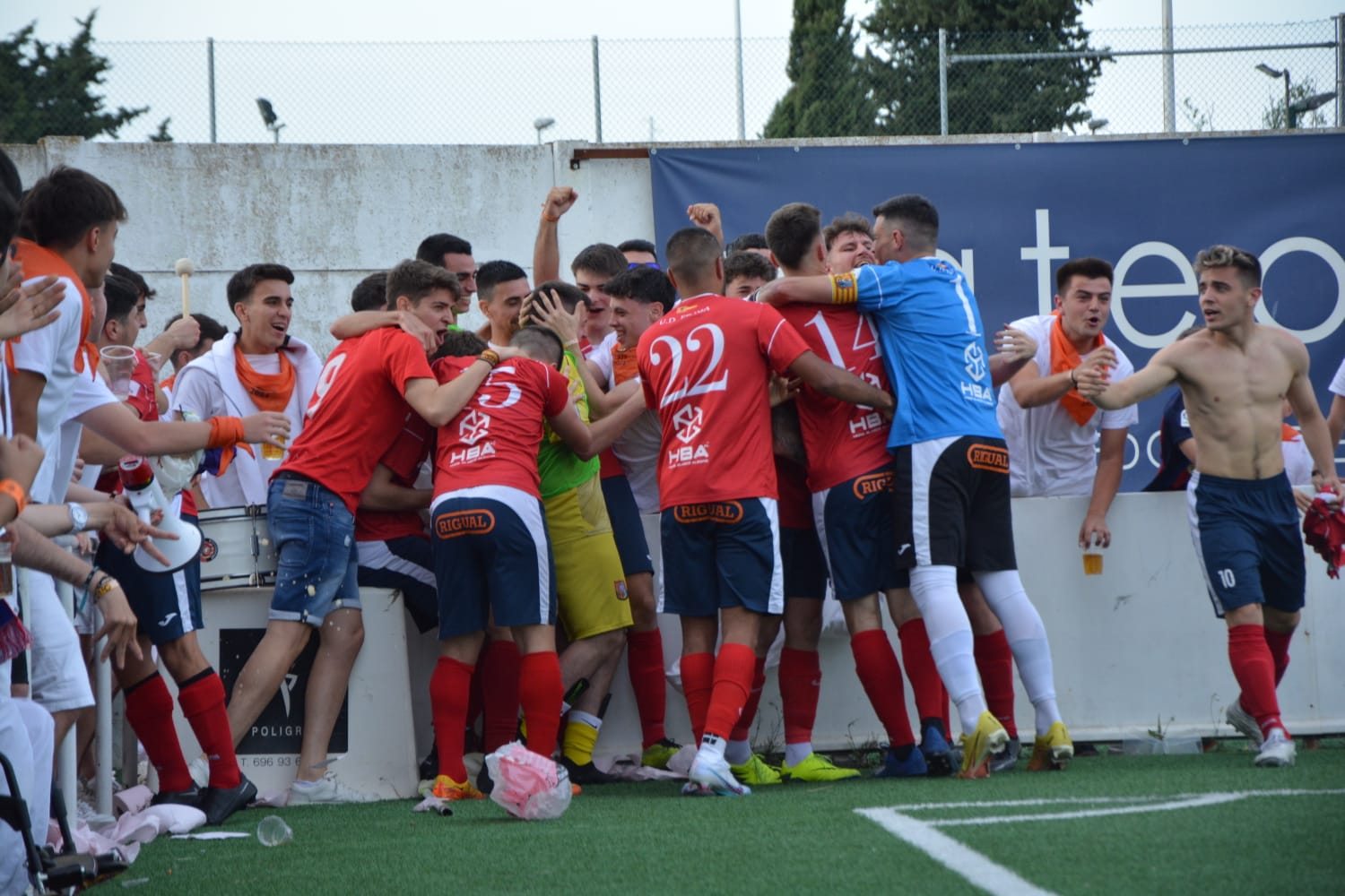 Los jugadores celebran el gol de Unai.