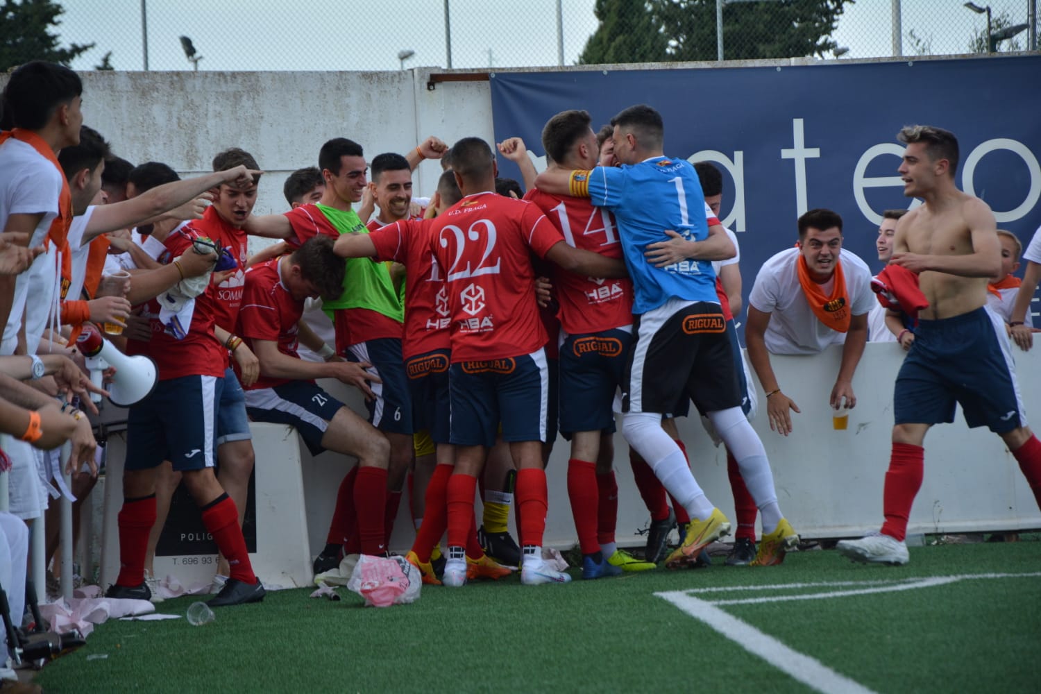 Los jugadores celebran el gol de Unai.