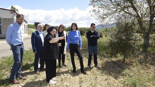 La alcaldesa de Graus muestra el entorno del CIET a la ministra La alcaldesa de Graus muestra el entorno del CIET a la ministra