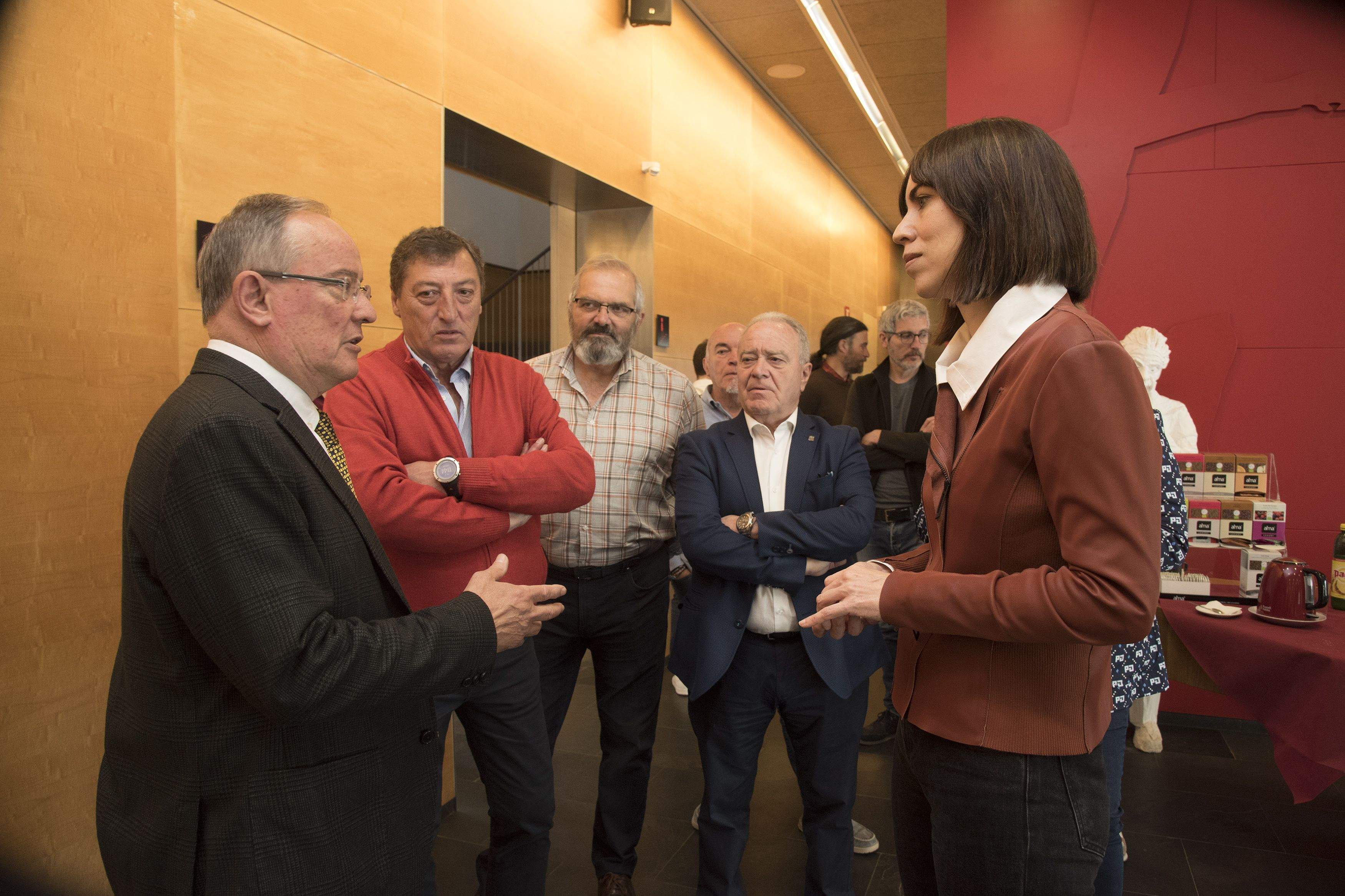Manuel Asorey explica a la ministra el Centro de Ciencias Pedro Pascual en Benasque. Foto Javier Blasco