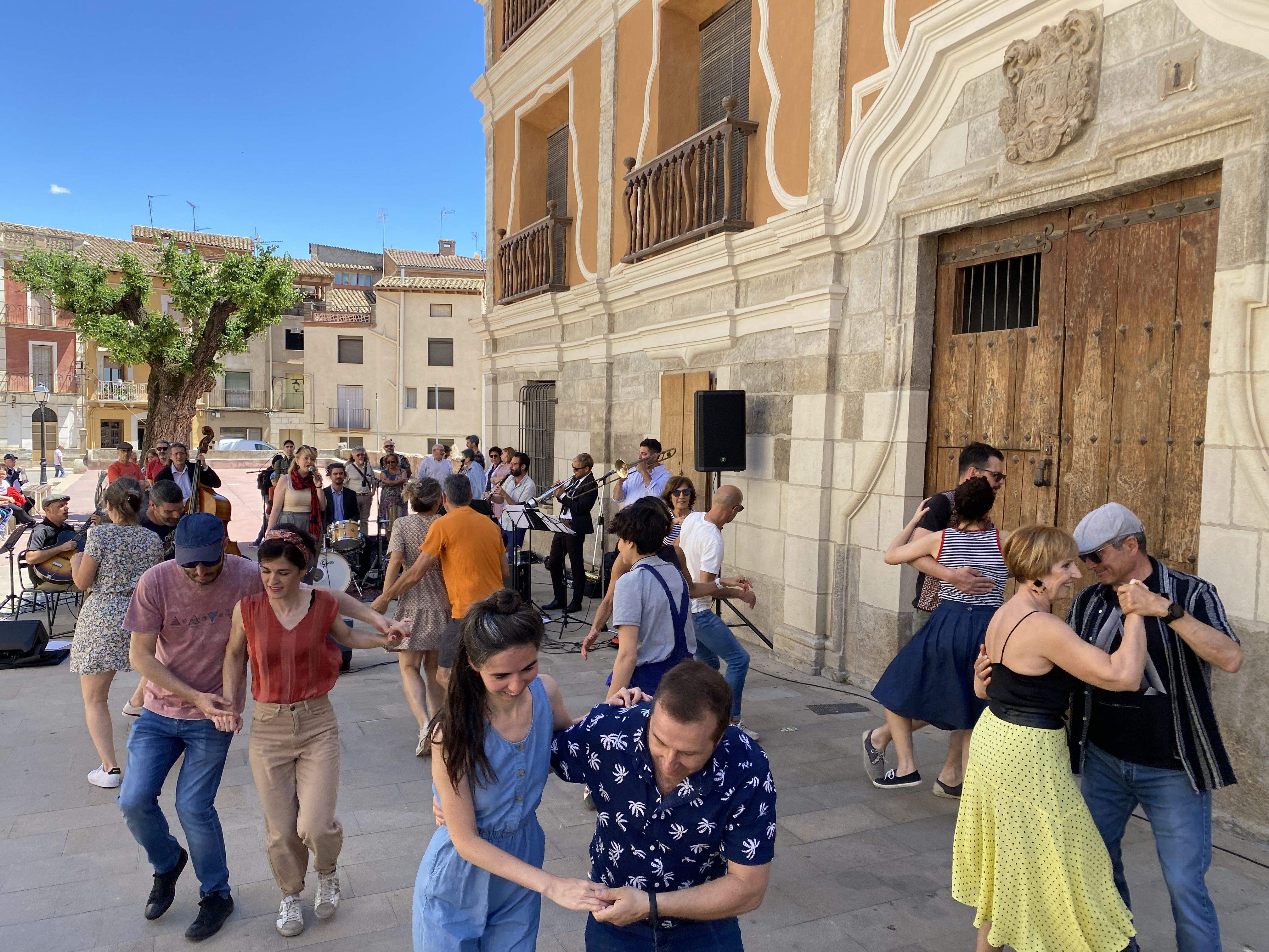 Fonz se ha llenado de música y bailarines espontáneos en la Trobada Swing