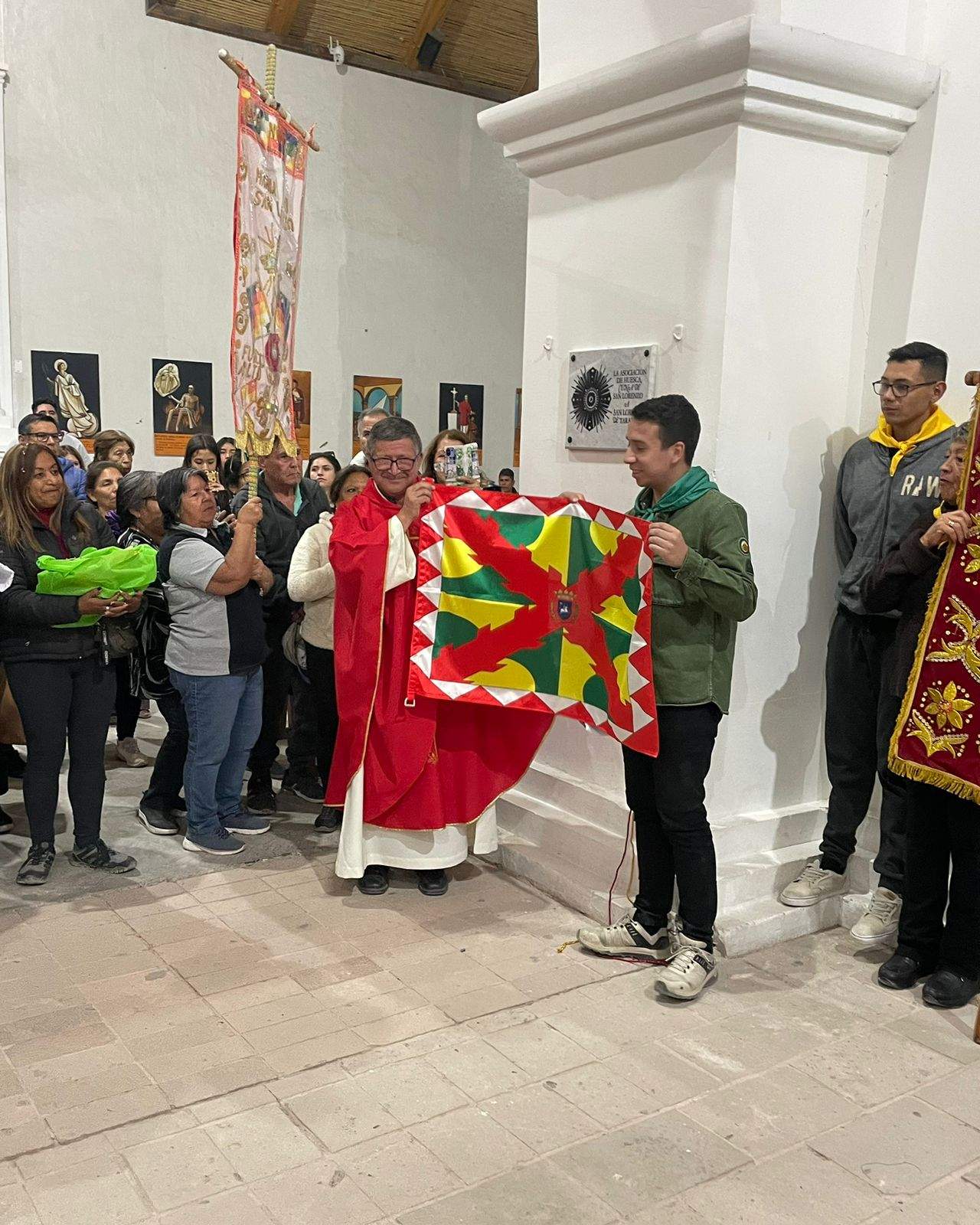 Acto de entrega de la bandera con la placa recién descubierta al fondo.