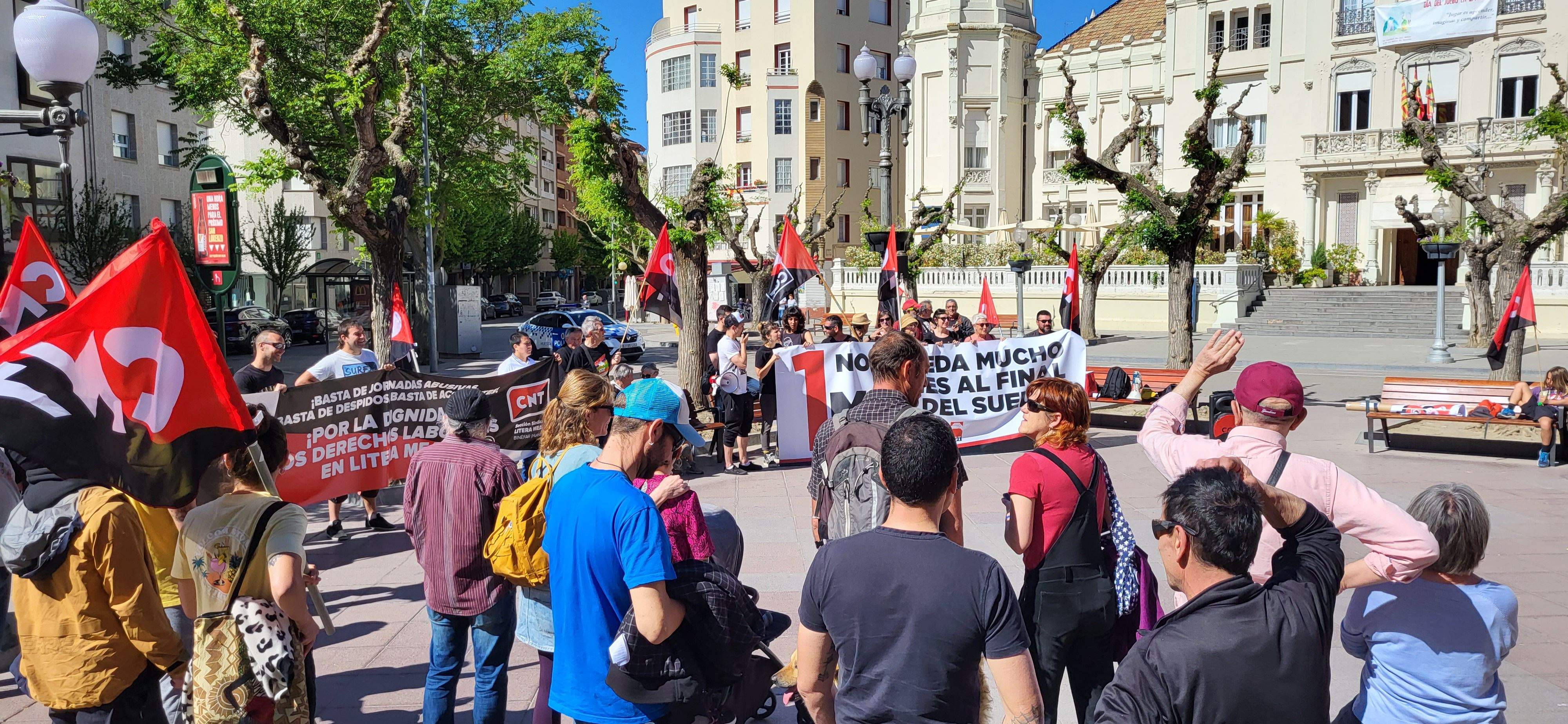 Ambiente en la concentración de CNT y CGT en Huesca en el Primero de Mayo.
