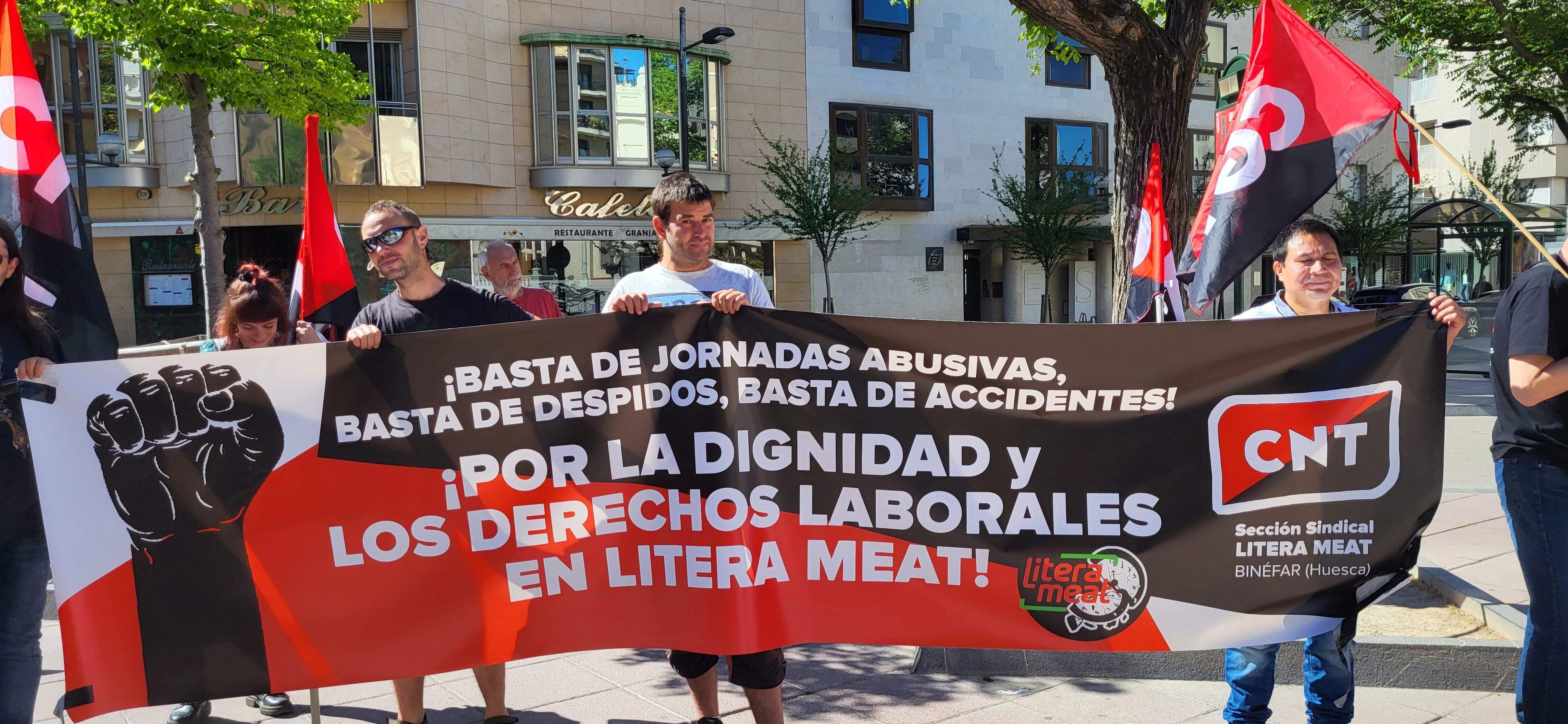 Concentración de CNT y CGT en el Primero de Mayo en Huesca. Foto: Mercedes Manterola