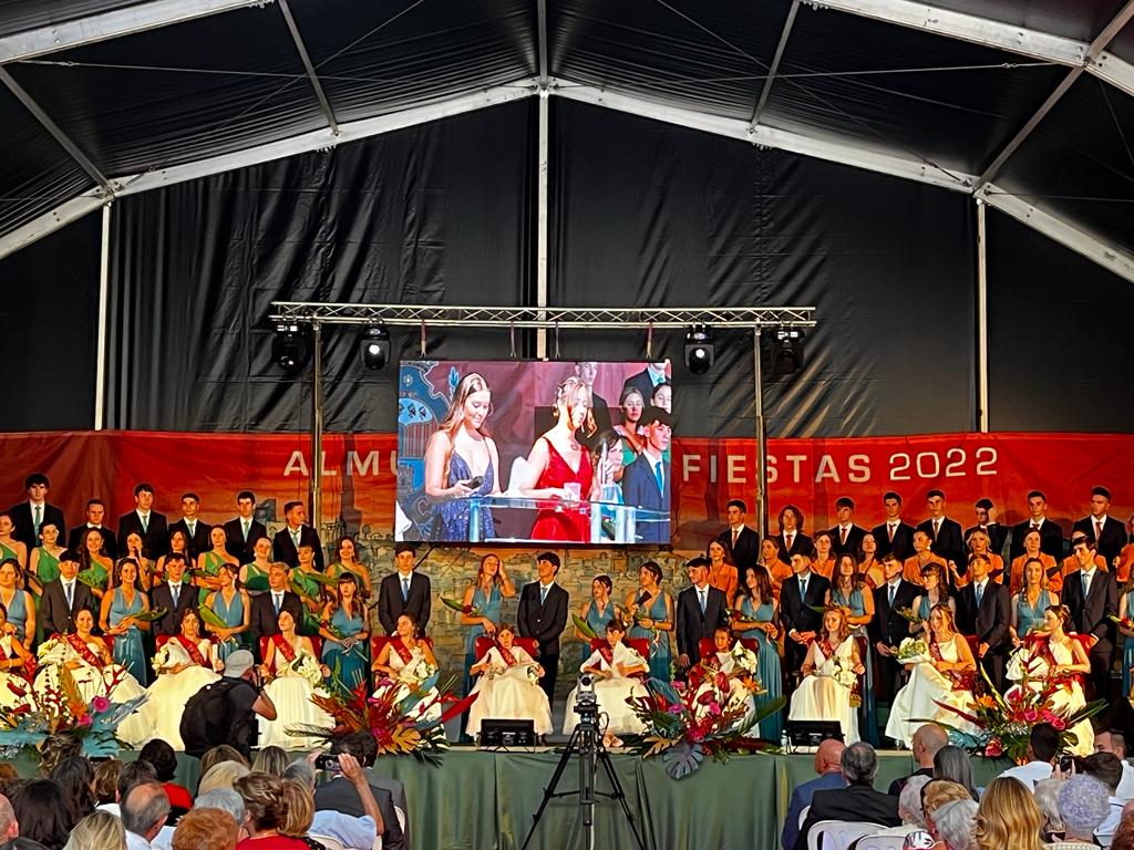 El escenario con las mairalesas, quintos y quintas de tres años de Almudévar El escenario con las mairalesas, quintos y quintas de tres años de Almudévar