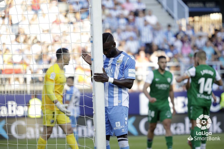 El Huesca celebra el paradón de Andrés, Lago se exaspera. Foto LaLiga