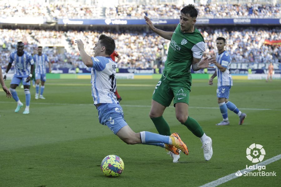 Piscinazo de Aleix Febas ante Ratiu. Los jugadores han rendido a buen nivel defensivo. Foto LaLiga