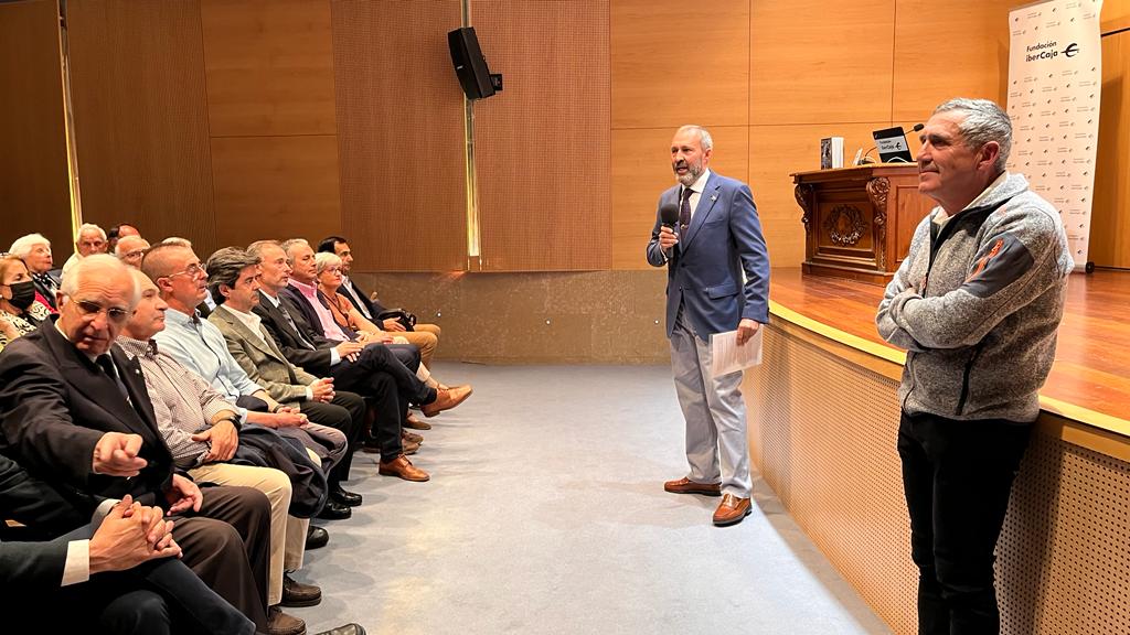Ramón Campillo, en primer plano, habló en Huesca sobre el servicio de montaña en la Guardia Civil.
