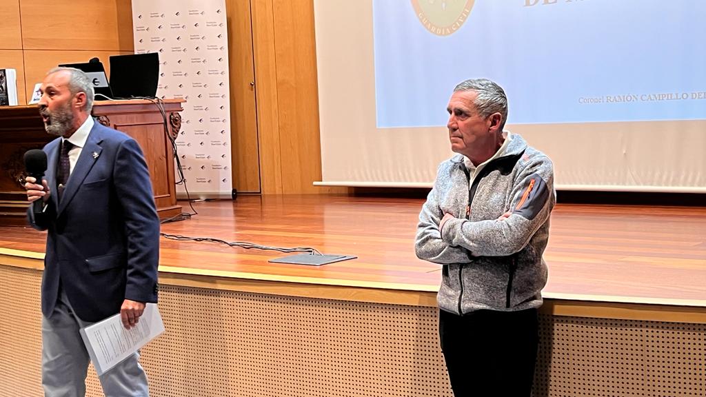 Ramón Campillo, a la derecha, habló en Huesca sobre el servicio de montaña en la Guardia Civil.
