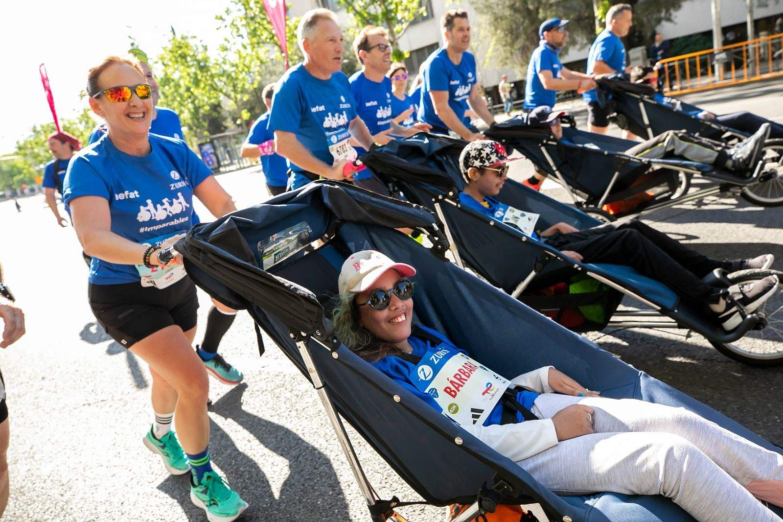 La sonrisa de los niños, el mejor antídoto contra el esfuerzo maratoniano. En el centro, Carlos García