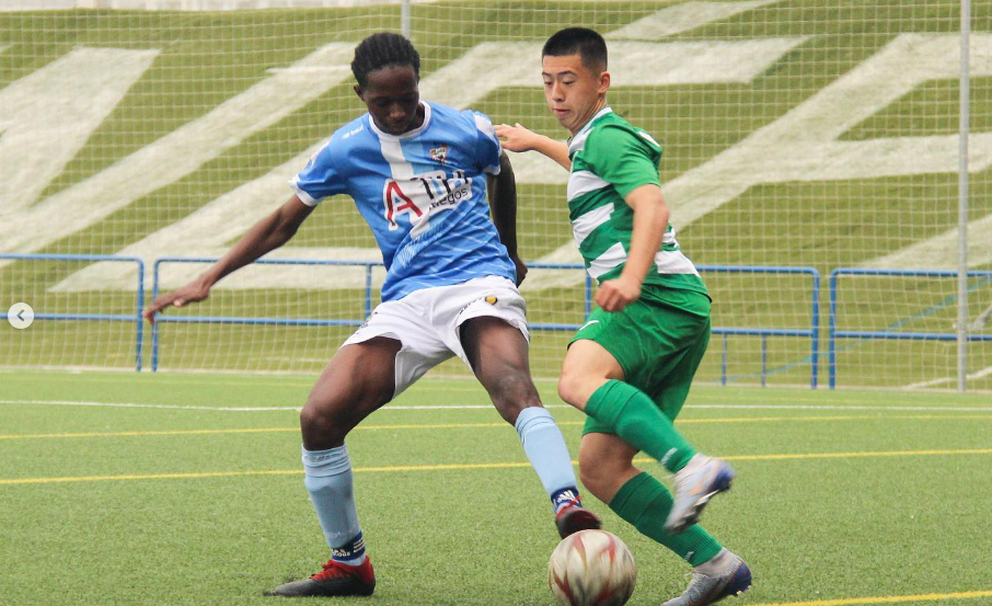 Jugadores del Atlético Binéfar y Juventud de Huesca disputan un balón. Foto: @atletico_binefarfb