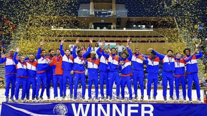 Frank Cordiés, junto a sus compañeros de la Selección de Cuba, levantan el trofeo de campeones. Frank Cordiés, junto a sus compañeros de la Selección de Cuba, levantan el trofeo de campeones.
