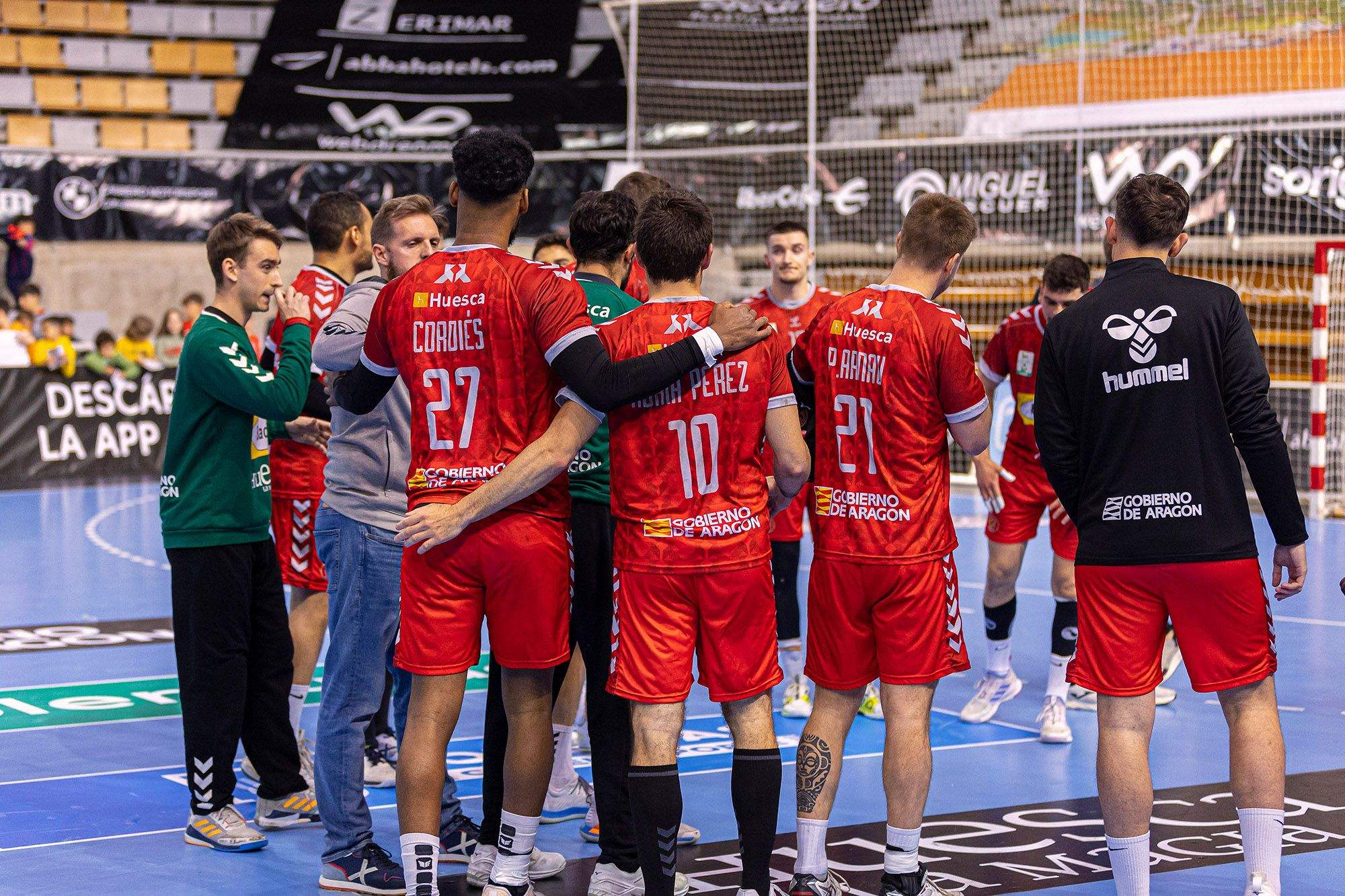 Jugadores de Bada Huesca tras un partido de esta temporada.