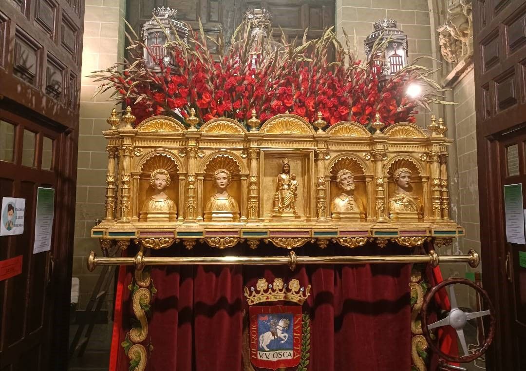 Las faldas de la peana de San Lorenzo bordadas por Antonieta Sanagustín