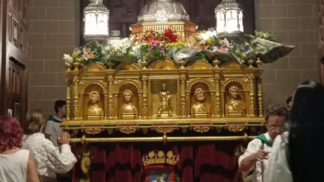Peana de San Lorenzo con las faldas bordadas por Antonia Sanagustín Peana de San Lorenzo con las faldas bordadas por Antonia Sanagustín