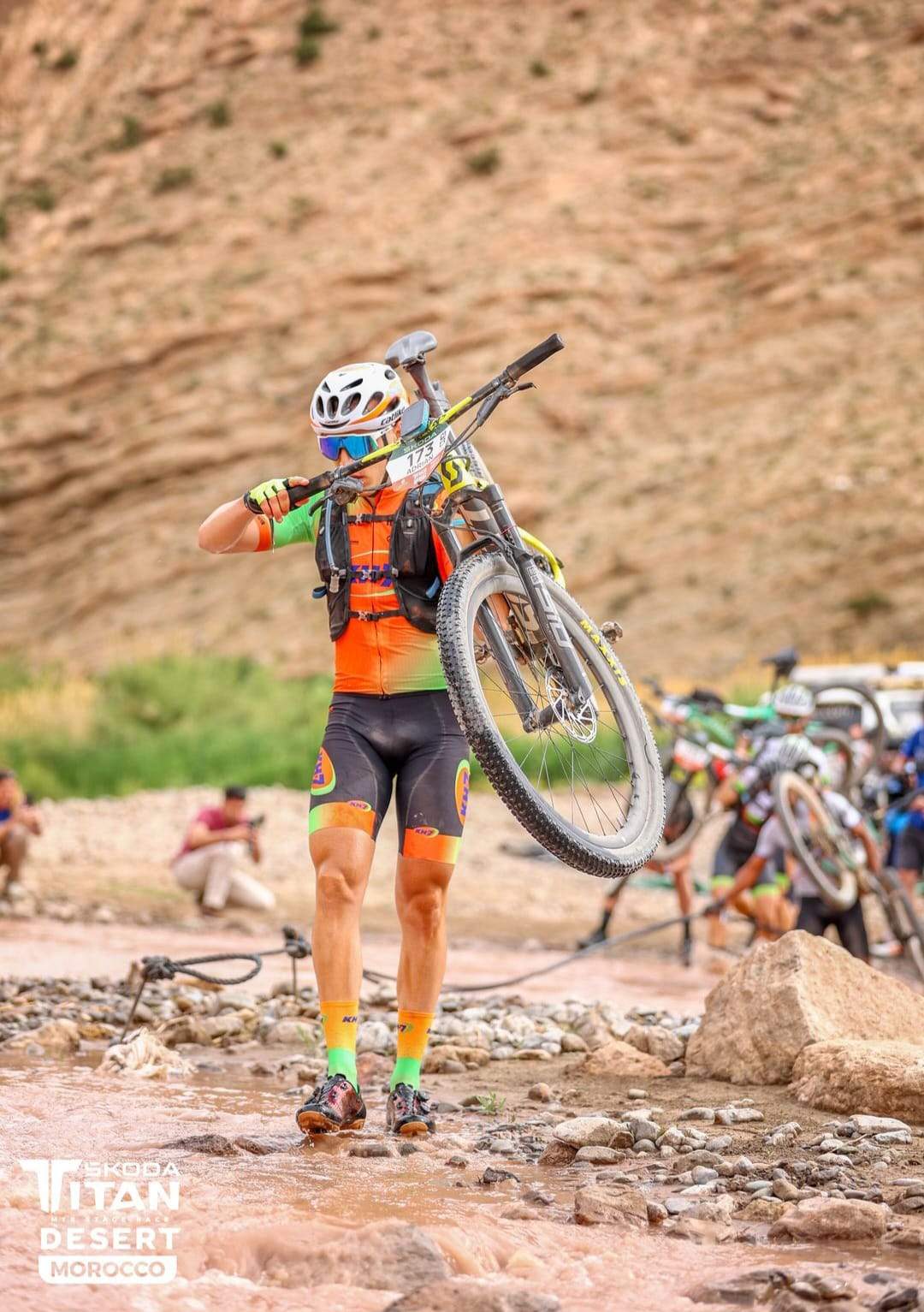 Con la bicicleta a cuestas.