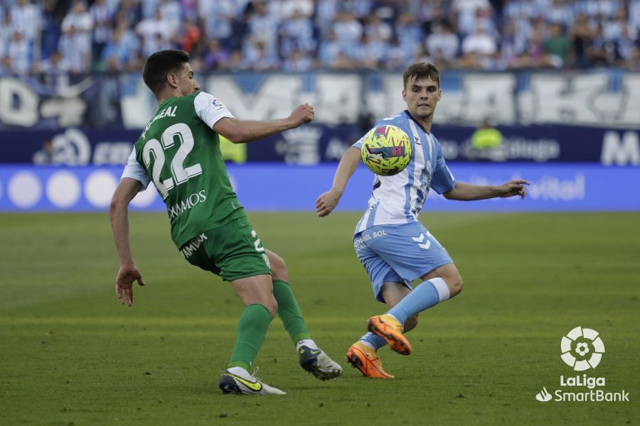 Juan Carlos, jugador del Huesca, disputa un balón en el partido ante el Málaga. Foto LaLiga