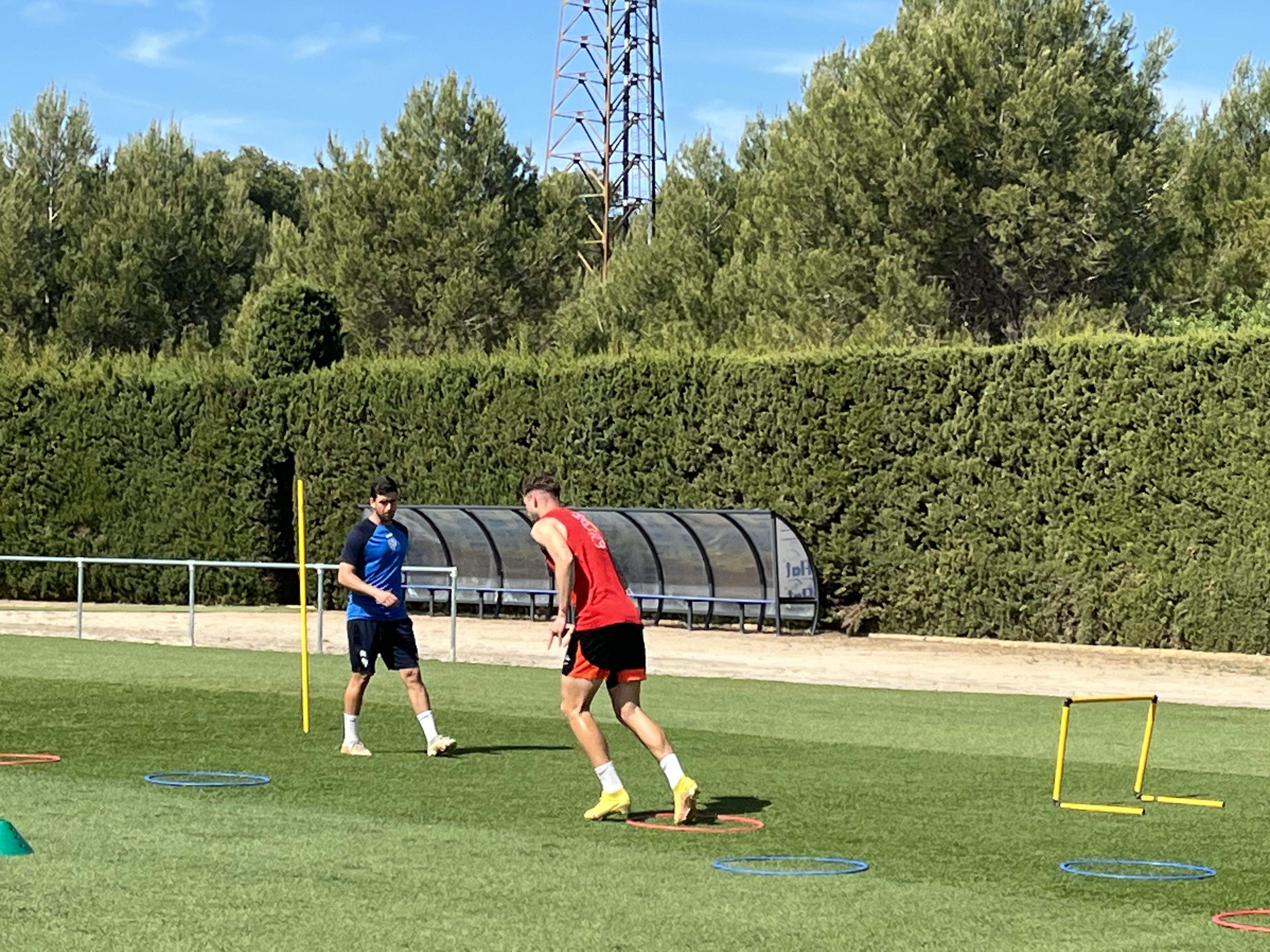 José Ángel Carrillo entrena en solitario junto al readaptador Carlos Calvo. Foto: Adrián Mora