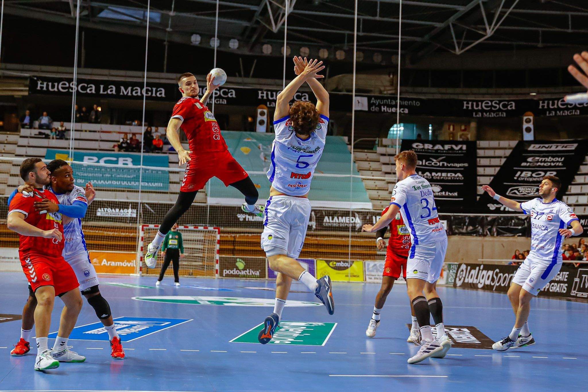 Domingo Luis Mosquera se eleva para lanzar en un partido de esta temporada.Foto: Andrey Sapizhak