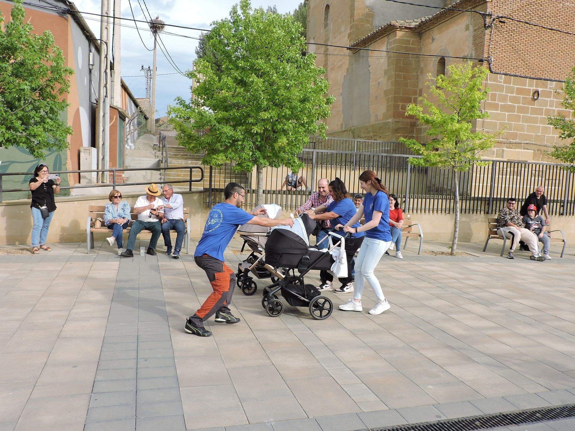 Carrera de carritos de bebé.
