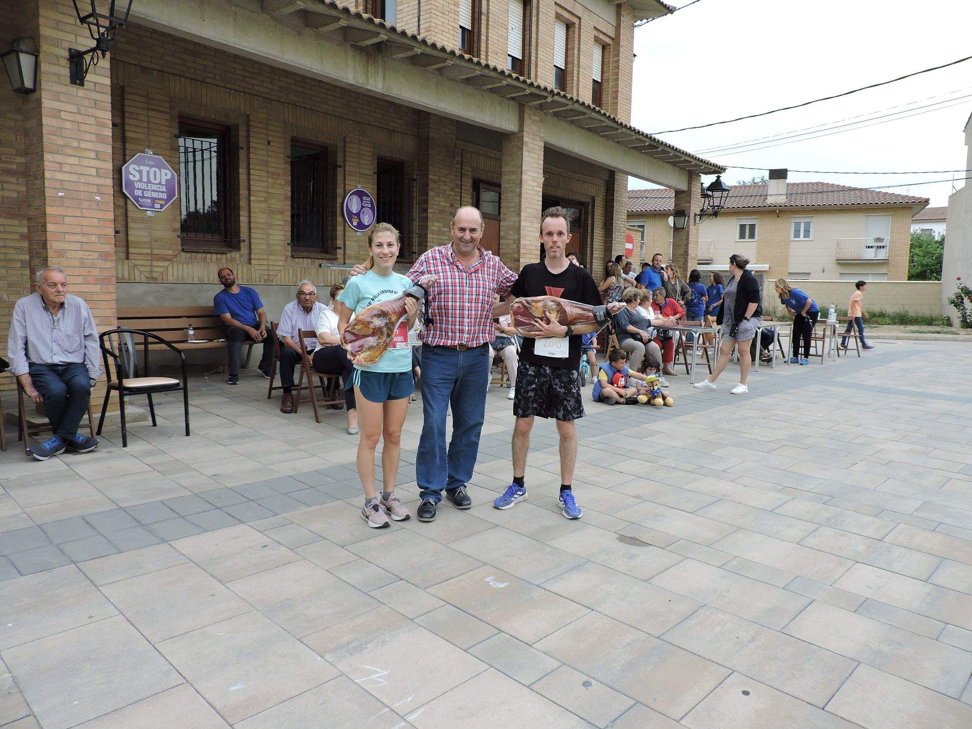 Linares y Castells sujetan el jamón de los ganadores.