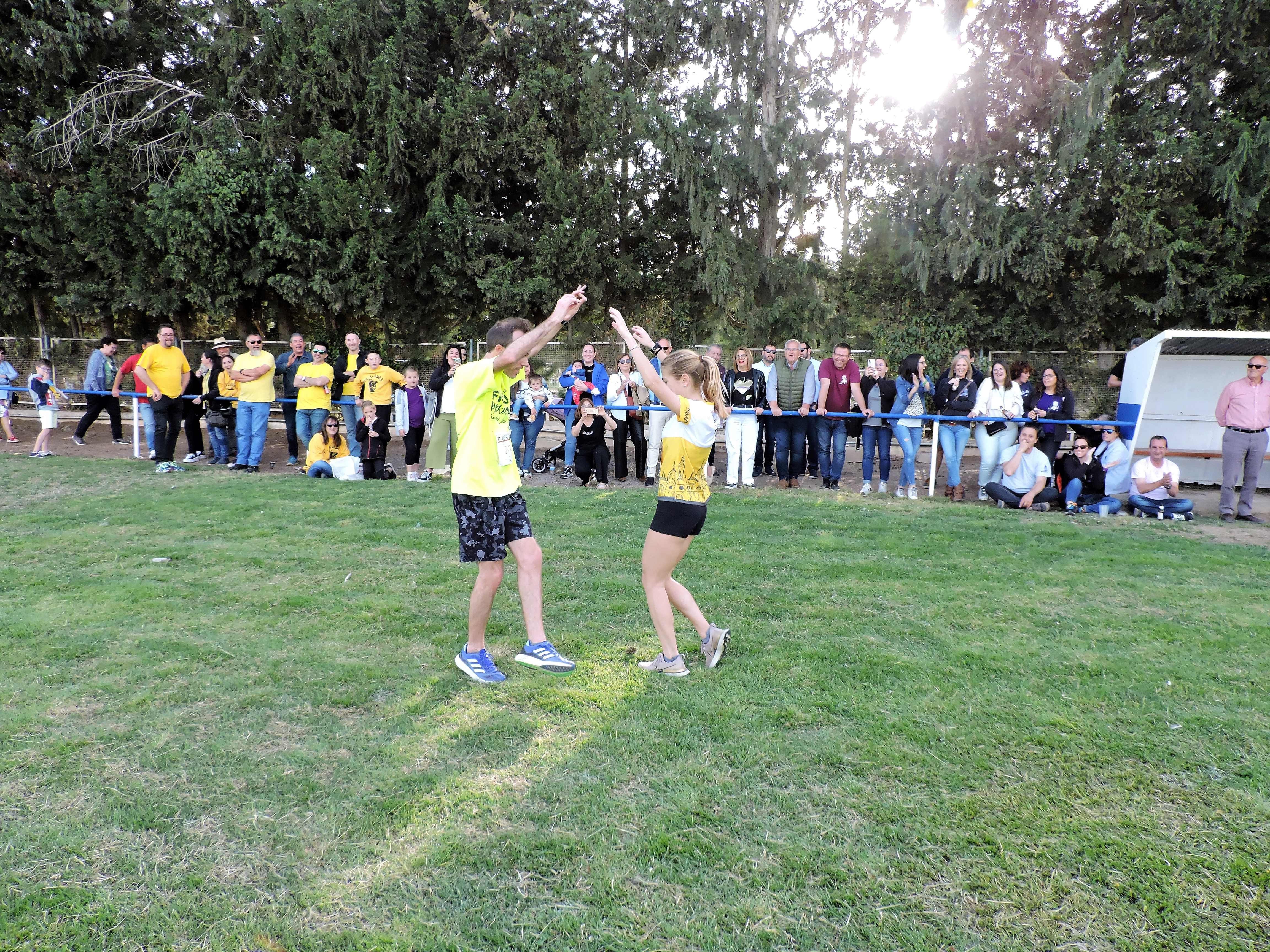 Castells y Linares bailando la jota de los pollos