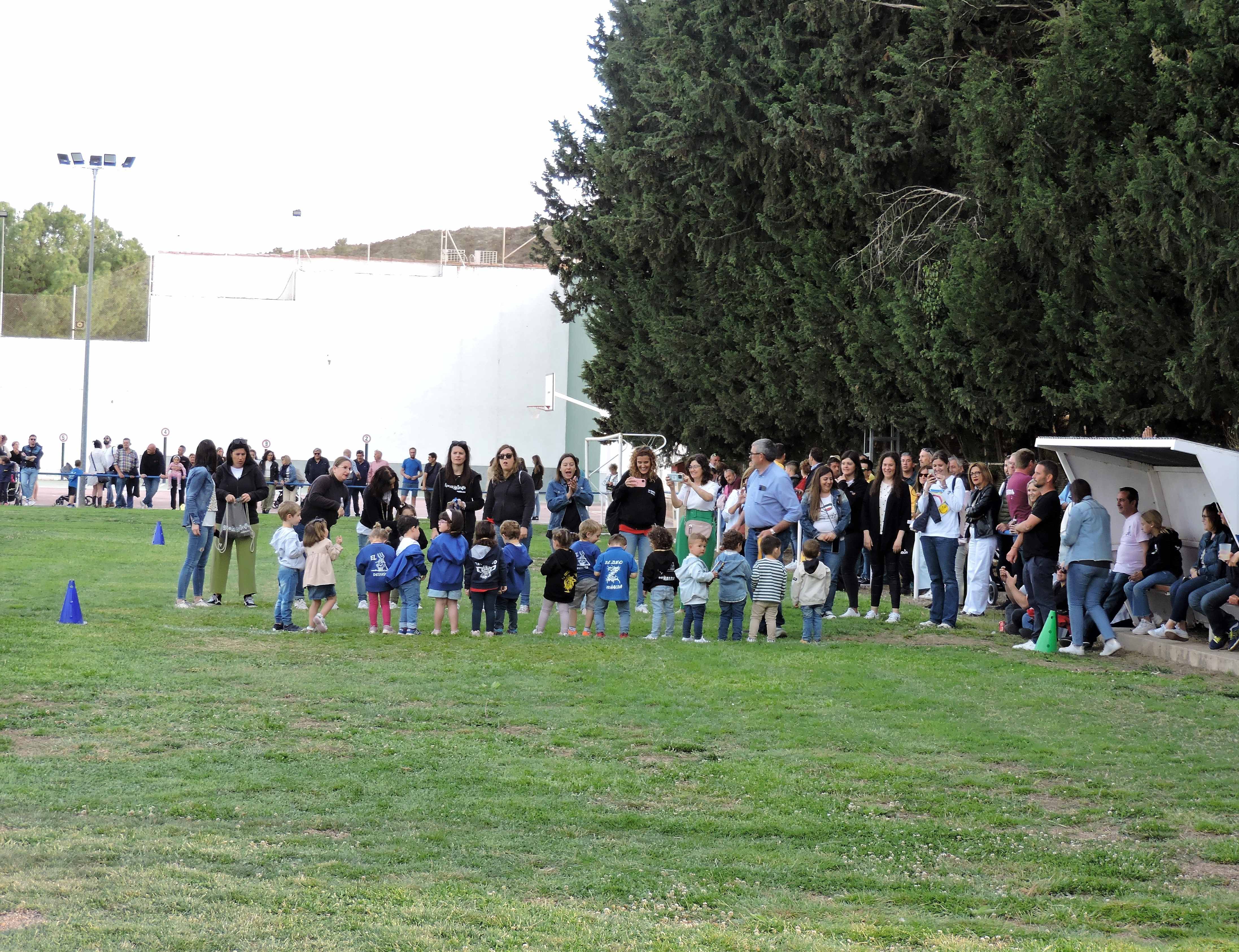 Todos los niños recibieron su correspondiente medalla conmemorativa