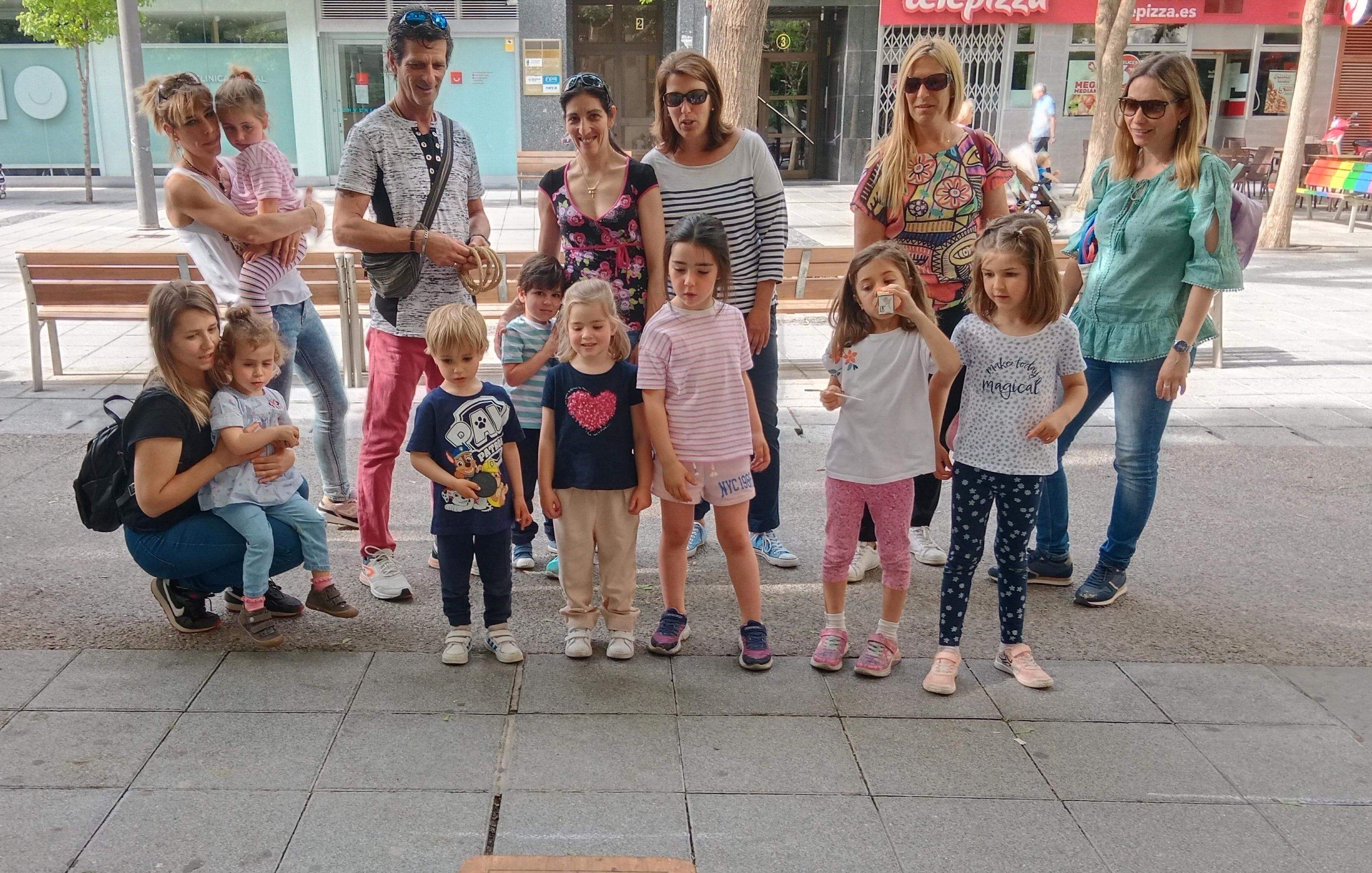 Juegos tradicionales en el Día del Duego en Huesca. Padres e hijos juegan al siete y medio Juegos tradicionales en el Día del Duego en Huesca. Padres e hijos juegan al siete y medio