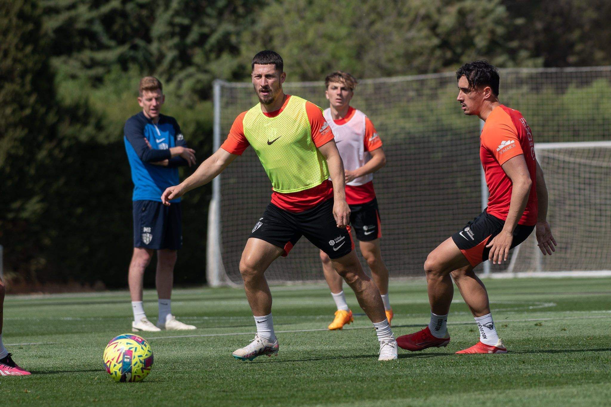 Lombardo y Vilarrasa, con Manu Rico al fondo, en el entrenamiento del miércoles. Foto: SD Huesca