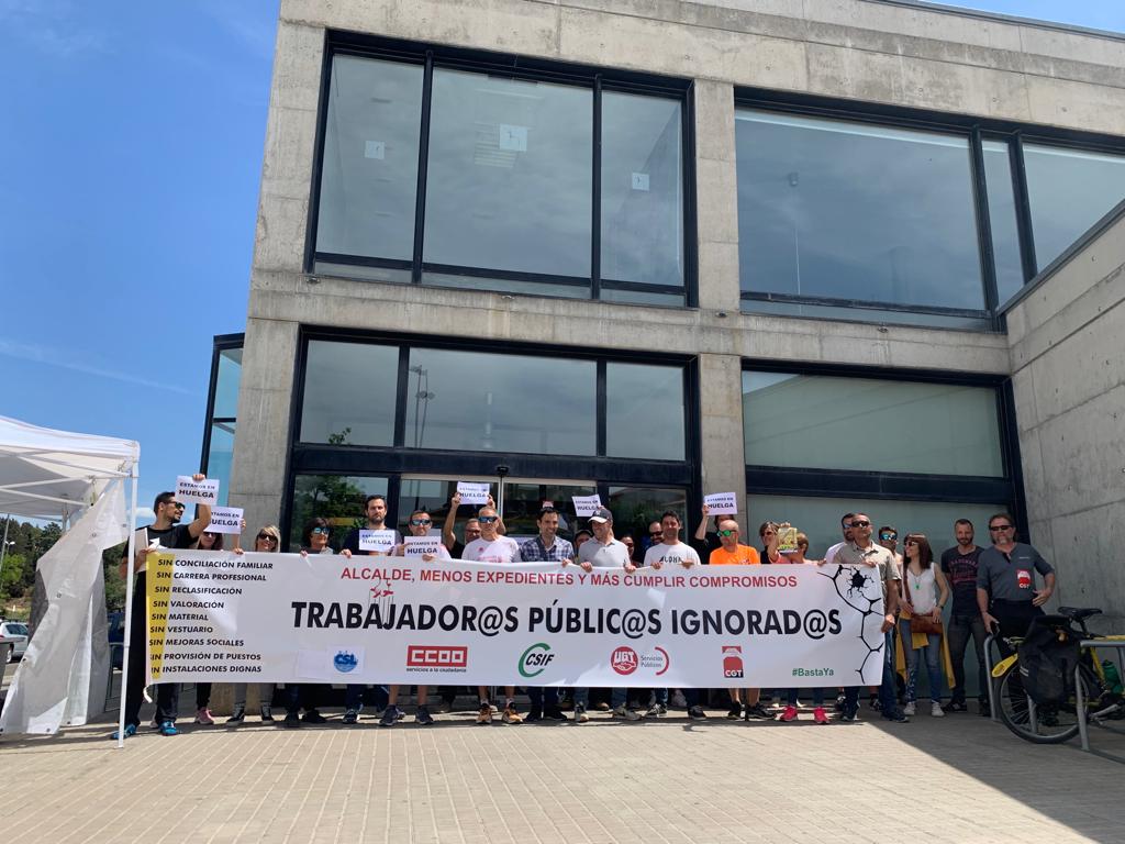 Concentración de trabajadores municipales ante la piscina Almériz en la jornada de huelga.