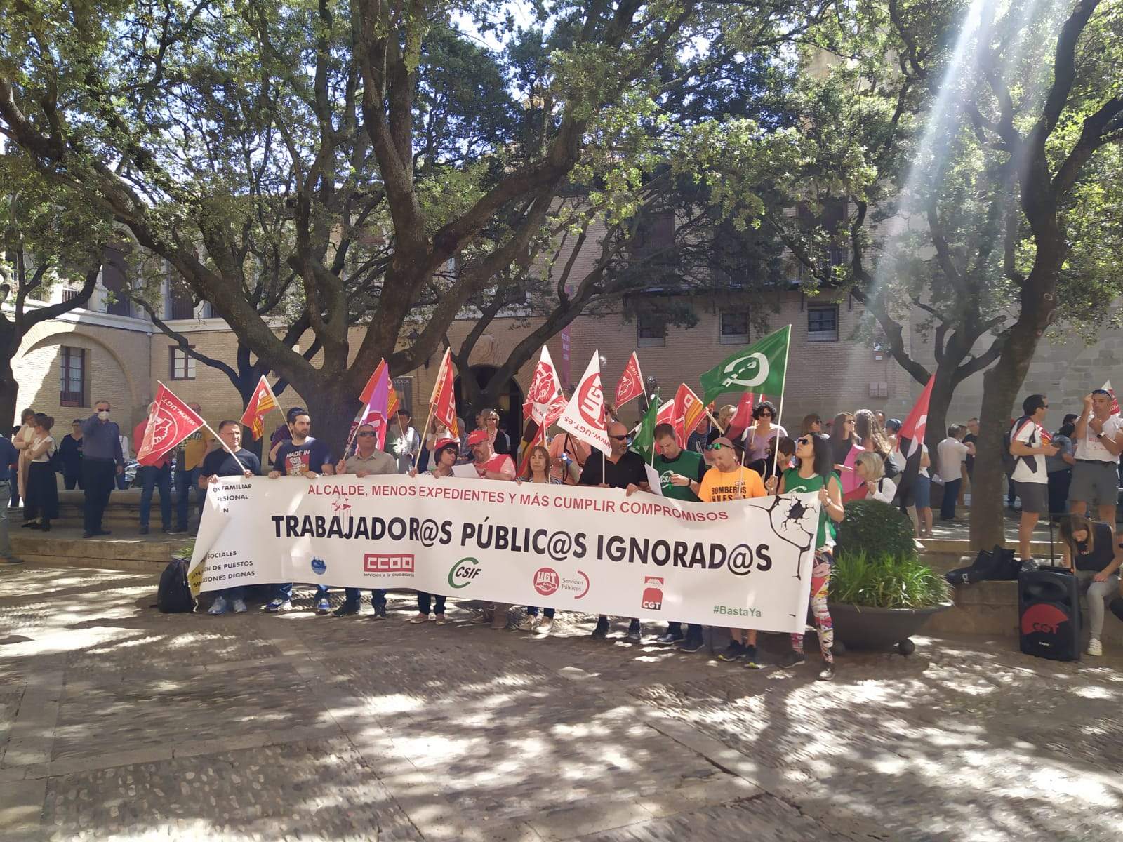 Concentración ante el Ayuntamiento de Huesca.