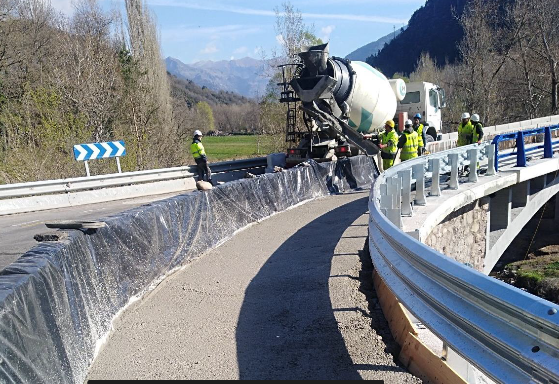 Obras en el puente de Montanuy que afectan al tráfico.