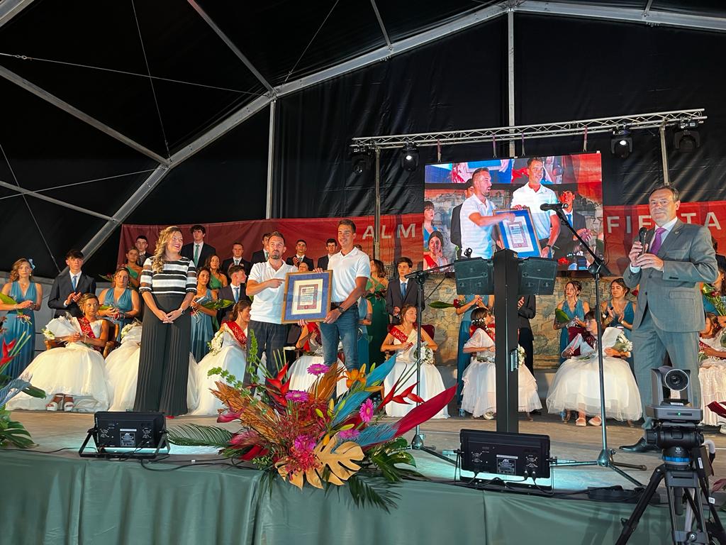 Felipe y Juan Jesús leyeron el pregón en nombre de la Agrupación de Bomberos de Almudévar. Foto Mercedes Manterola