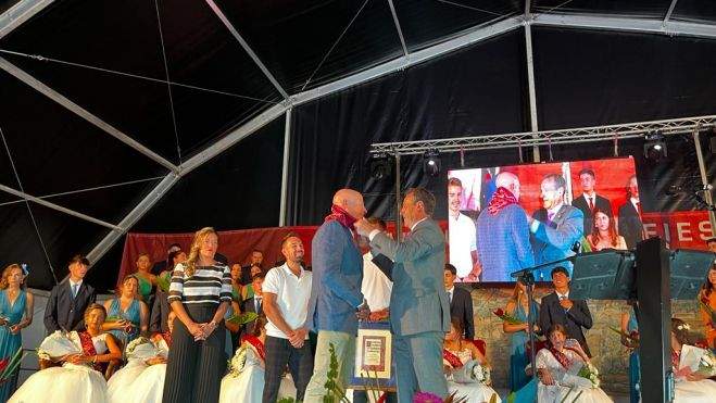 Joaquín Albiol recibe la pañoleta que le coloca el alcalde de Almudévar, Antonio Laguarta. Foto Mercedes Manterola Joaquín Albiol recibe la pañoleta que le coloca el alcalde de Almudévar, Antonio Laguarta. Foto Mercedes Manterola