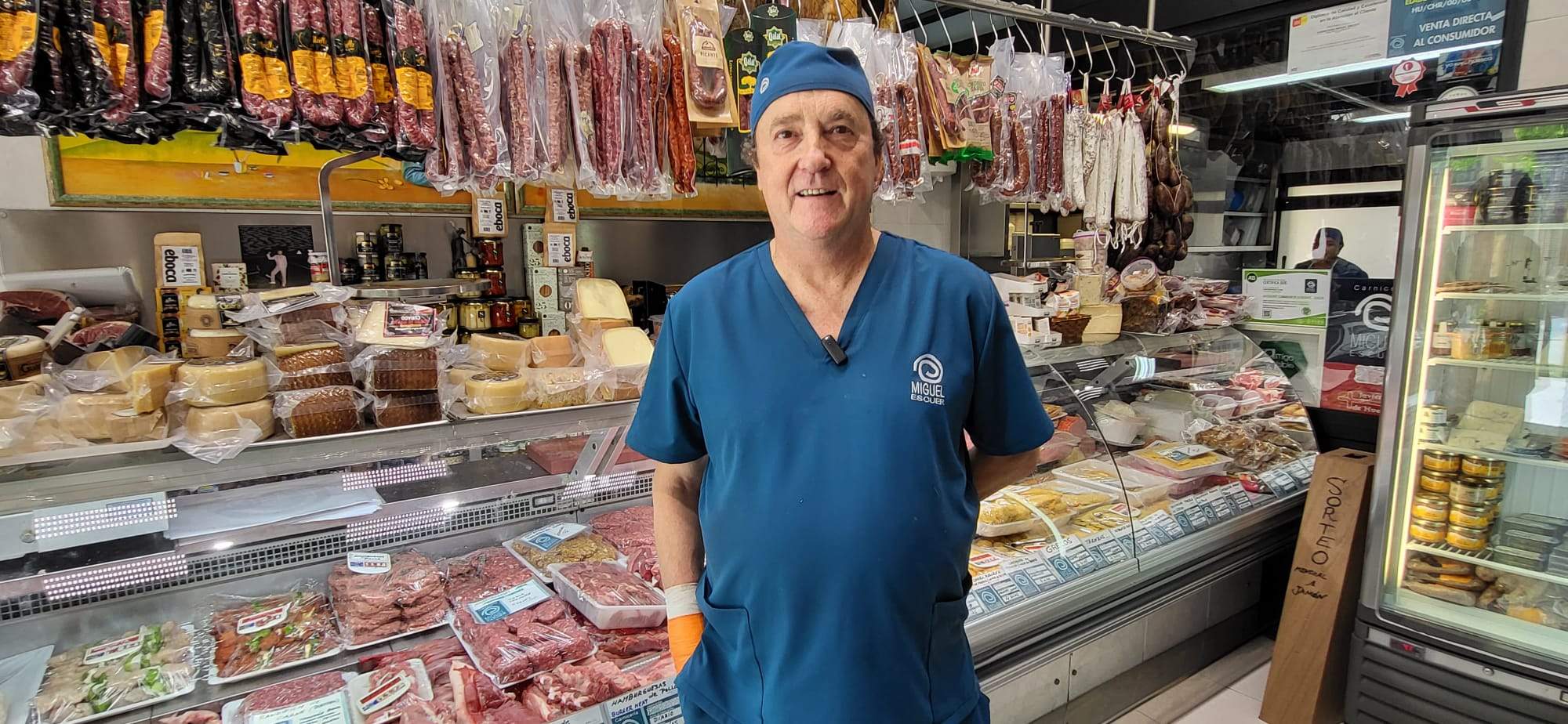 Miguel Escuer en la carnicería que ha convertido en artesanía alimentaria. Foto Javier García Antón