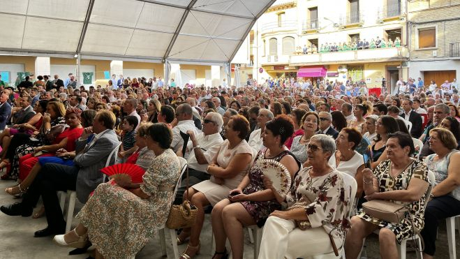 Aspecto de la plaza de España durante el acto de presentación de las mairalesas y quintos