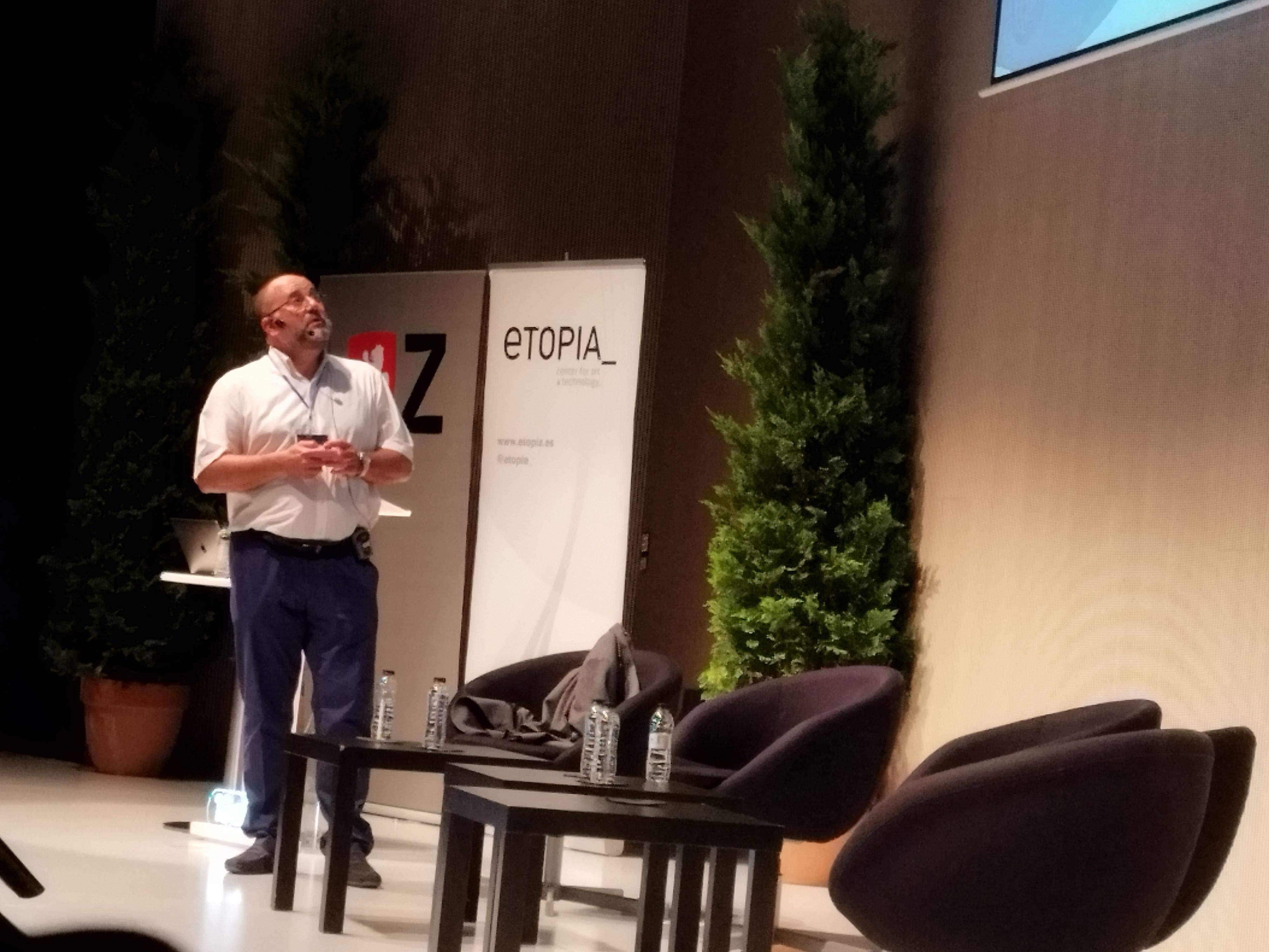 Agujeros negros, neveros interestelares y polvo cometario, mister...